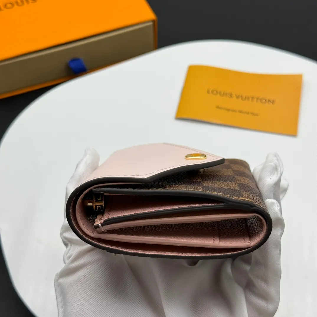 💰130 💎Upgraded original version🇫🇷 ZOÉ Wallet The Zoé wallet combines Damier Azur canvas and pastel leather to outline an envelope-like structure. The flip cover is decorated with gold Louis Vuitton snaps to welcome the coolness of summer. The compact design hides ample space, making it easy to store coins, banknotes and bank cards. It can also be placed in a pocket, handbag or clutch. Model: M60168 Dimensions: 9.5 x 7.5 x 3.0 cm (length x height x width).