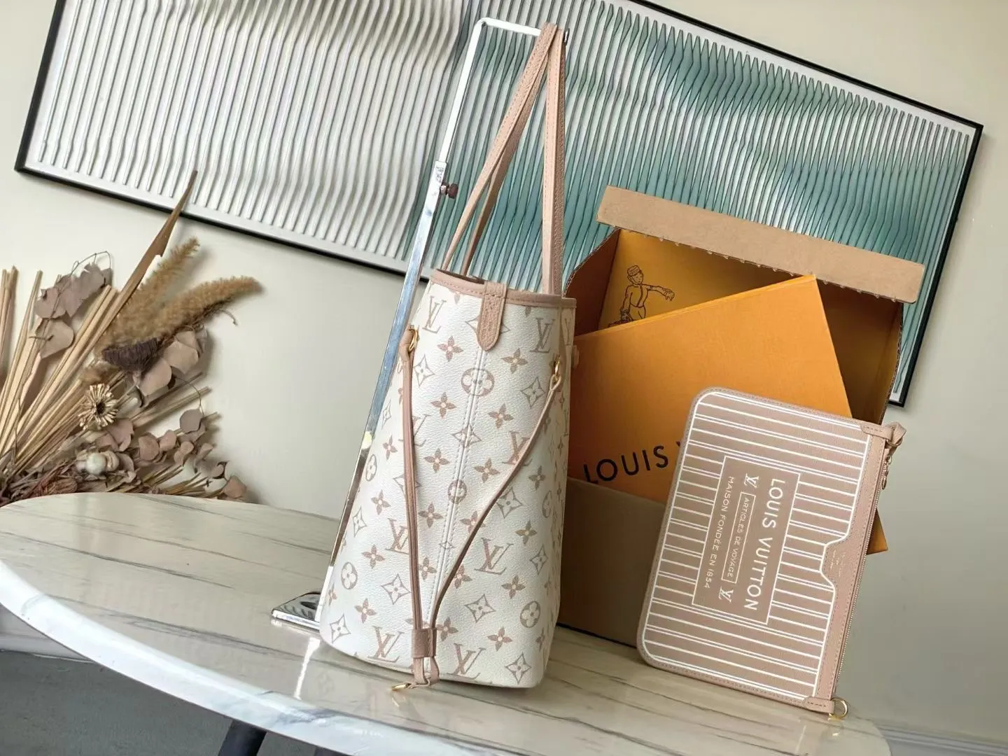 💰1020 (top-grain leather) top original M25665 Neverfull Inside Out medium-sized handbag uses Monogram canvas and grained leather to interpret a new double-sided design. Its detachable pocket can easily be transformed into an outer bag or a compact shoulder bag. Dimensions: 31 × 28 × 14 cm