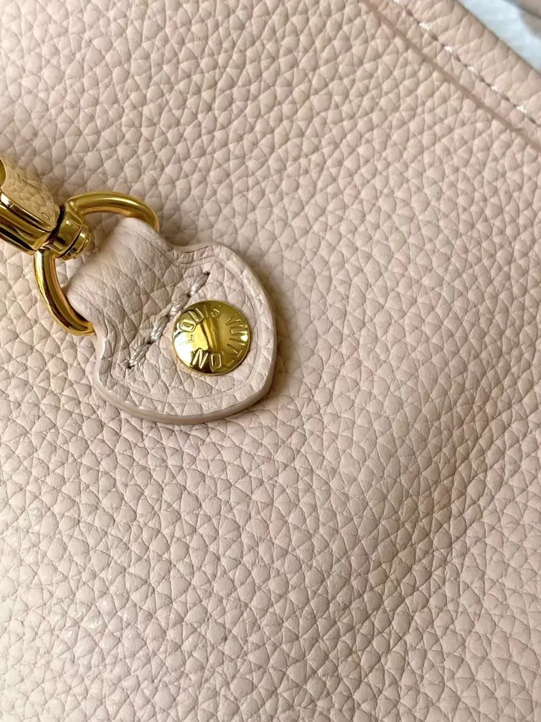 💰1020 (top-grain leather) top original M25665 Neverfull Inside Out medium-sized handbag uses Monogram canvas and grained leather to interpret a new double-sided design. Its detachable pocket can easily be transformed into an outer bag or a compact shoulder bag. Dimensions: 31 × 28 × 14 cm