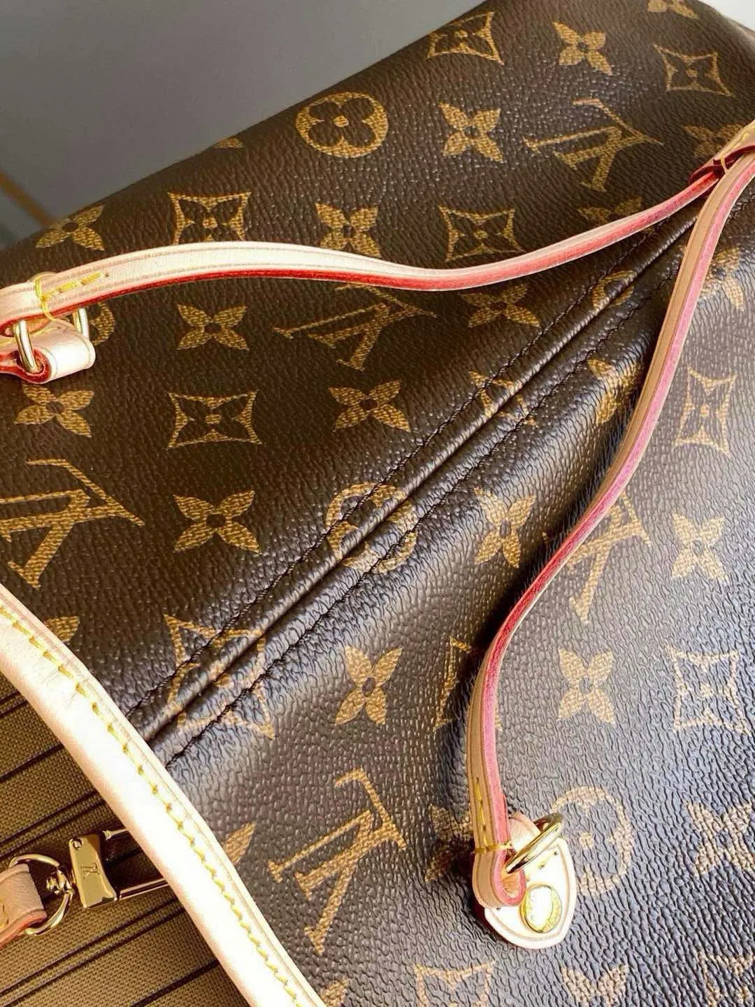 💰760 (medium steel nails) top original order M40995 NEVERFULL medium handbag Neverfull classic handbag, explore the exquisite details inside the bag. The redesigned interior pockets feature a fresh fabric lining, especially the detachable zippered clutch, which can be used alone as a sophisticated clutch or as an additional pocket. Bright lining tones add a more lively feel to Monogram's classic canvas. Detailed features 31 x 28 x 14 cm (Length x Height x Width) Redesigned interior pocket with details inspired by the Louis Vuitton archives Pocket lined with linen fabric Removable zipped clutch with tonal interior pocket Natural cowhide leather trim Shiny gold-tone hardware Handles: Double handle