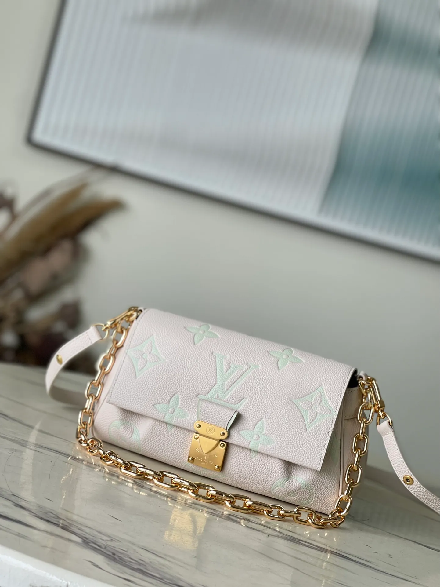 💰1180 (first layer leather) top original order M45836 green silk screen FAVORITE handbag The Favorite handbag is made of soft grain leather embossed with an oversized Monogram pattern, and the gentle pleats inject a high-definition texture. The magnetic buckle is a full leather embossed chain cover with suction buckle and pleated dumpling bag. The detachable and adjustable shoulder strap allows for a short shoulder and cross-body experience. The detachable chain is suitable for attending night occasions. Detailed features 24 x 14 x 9 cm.