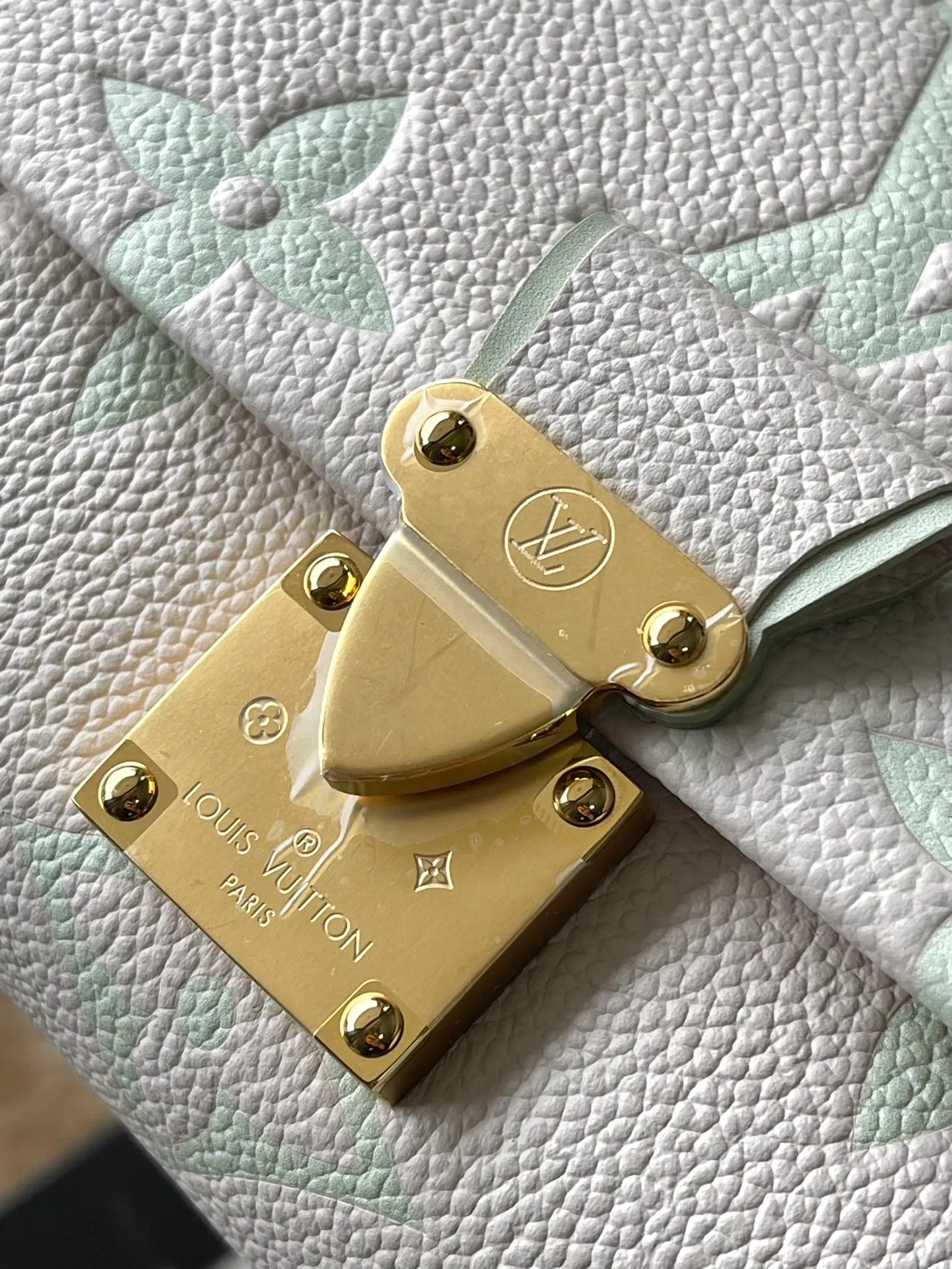 💰1180 (first layer leather) top original order M45836 green silk screen FAVORITE handbag The Favorite handbag is made of soft grain leather embossed with an oversized Monogram pattern, and the gentle pleats inject a high-definition texture. The magnetic buckle is a full leather embossed chain cover with suction buckle and pleated dumpling bag. The detachable and adjustable shoulder strap allows for a short shoulder and cross-body experience. The detachable chain is suitable for attending night occasions. Detailed features 24 x 14 x 9 cm.
