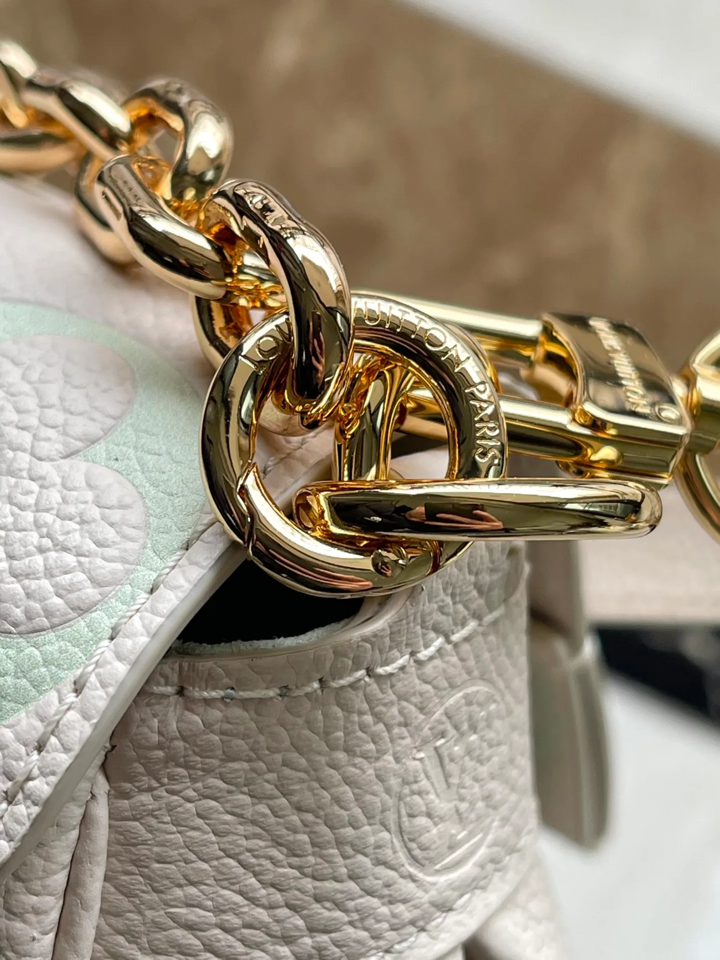 💰1180 (first layer leather) top original order M45836 green silk screen FAVORITE handbag The Favorite handbag is made of soft grain leather embossed with an oversized Monogram pattern, and the gentle pleats inject a high-definition texture. The magnetic buckle is a full leather embossed chain cover with suction buckle and pleated dumpling bag. The detachable and adjustable shoulder strap allows for a short shoulder and cross-body experience. The detachable chain is suitable for attending night occasions. Detailed features 24 x 14 x 9 cm.