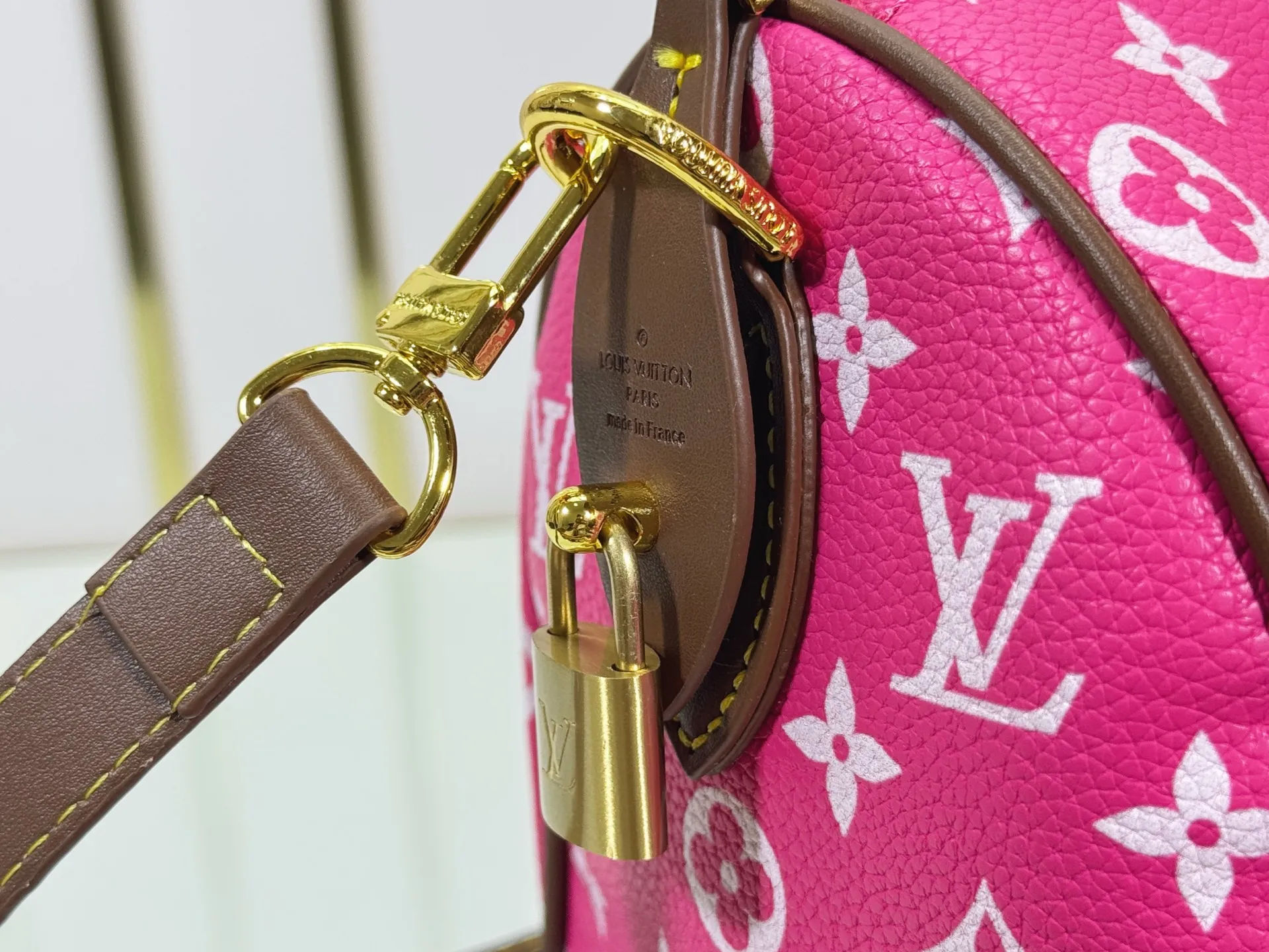 P280 Upgraded original M15278 M24441 M24424 This Speedy Bandoulière 25 Monogram Leather handbag is made of soft cow leather and uses Monogram patterns to reproduce the elegant look and feel of canvas printing. Dazzling metal hardware, sheepskin lining and nameplate all reflect Creative Director Pharrell Williams' relentless attention to detail. 25 x 15 x 15 cm (length x height x width)