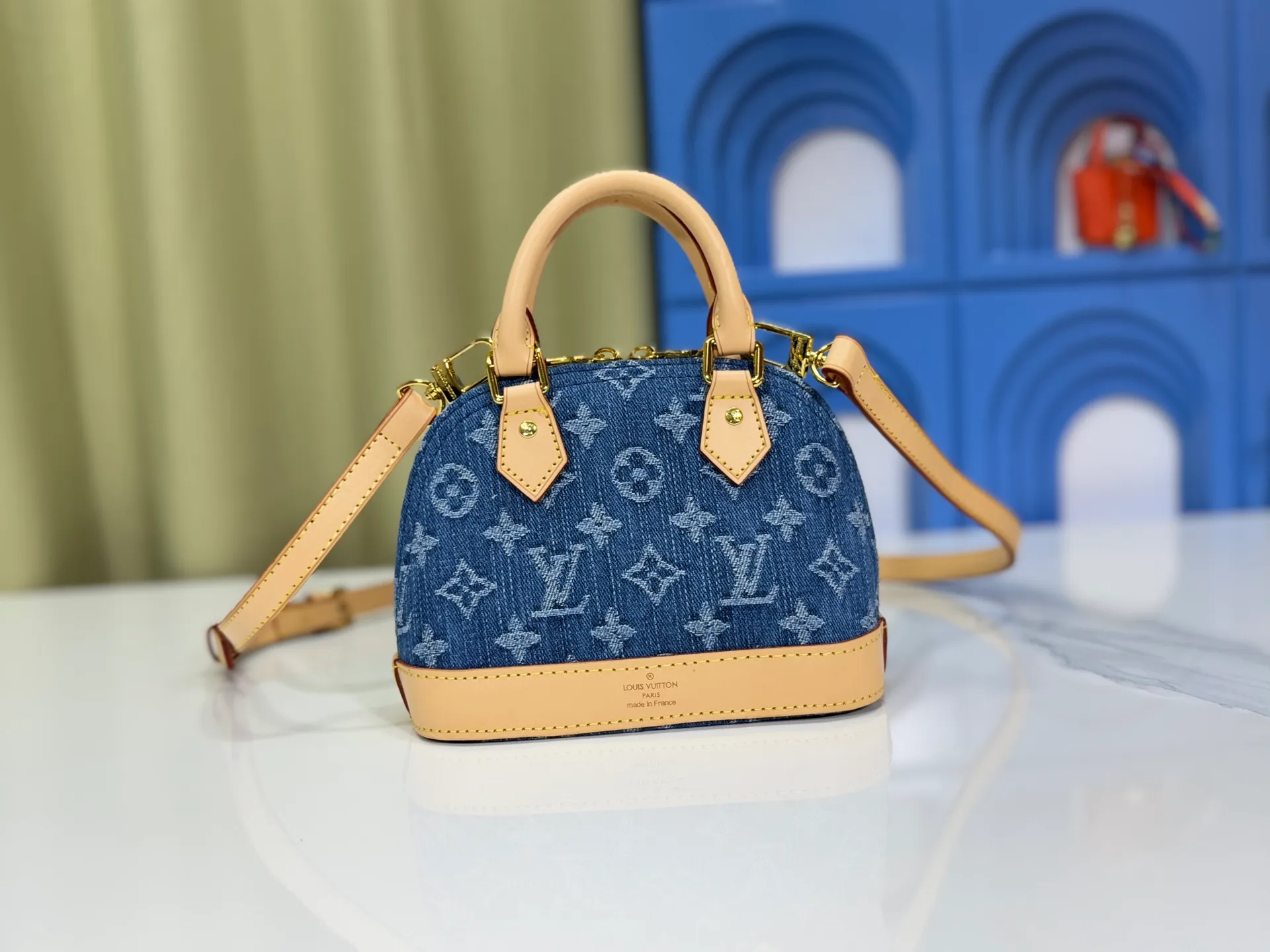 P260 Upgraded original denim [Alma Nano shell handbag] M46895 M82717 Mini shell bag series New launch Nano Alma handbag Nano Alma reproduces the iconic Alma bag in a miniature version. Louis Vuitton's signature Monogram canvas material harmonizes with the natural leather upholstery. Expertly crafted items that combine traditional charm with modern functionality. Opening the double zippers reveals an interior design with surprisingly ample storage space. With two leather handles and an adjustable, removable shoulder strap, it can be styled in a variety of ways.  Dimensions: 19 x 12 x 8 cm