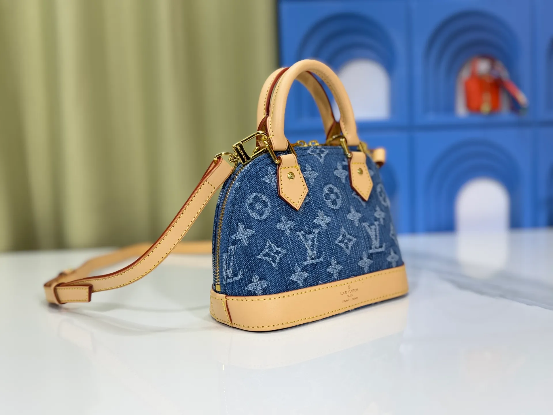 P260 Upgraded original denim [Alma Nano shell handbag] M46895 M82717 Mini shell bag series New launch Nano Alma handbag Nano Alma reproduces the iconic Alma bag in a miniature version. Louis Vuitton's signature Monogram canvas material harmonizes with the natural leather upholstery. Expertly crafted items that combine traditional charm with modern functionality. Opening the double zippers reveals an interior design with surprisingly ample storage space. With two leather handles and an adjustable, removable shoulder strap, it can be styled in a variety of ways.  Dimensions: 19 x 12 x 8 cm
