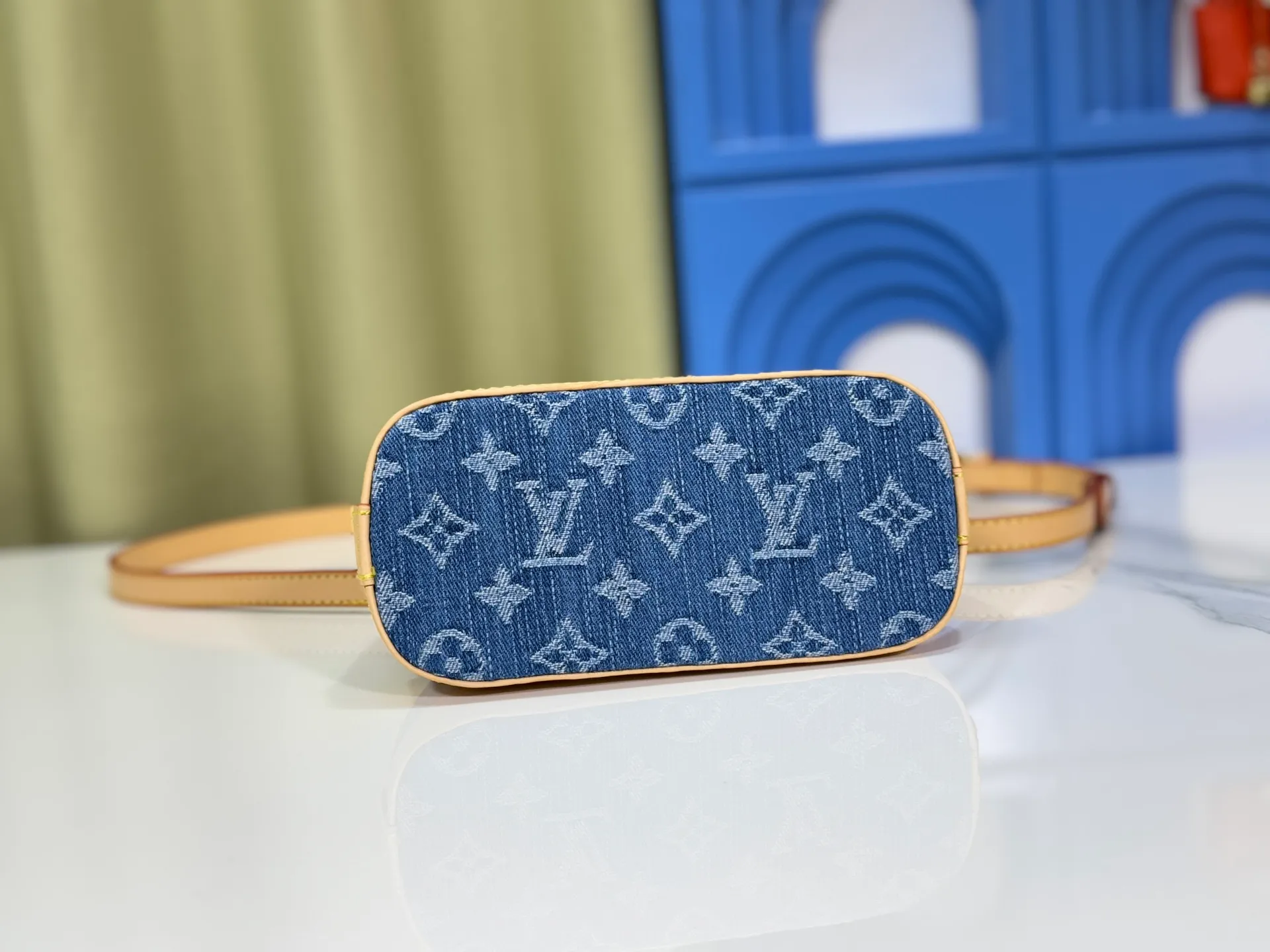 P260 Upgraded original denim [Alma Nano shell handbag] M46895 M82717 Mini shell bag series New launch Nano Alma handbag Nano Alma reproduces the iconic Alma bag in a miniature version. Louis Vuitton's signature Monogram canvas material harmonizes with the natural leather upholstery. Expertly crafted items that combine traditional charm with modern functionality. Opening the double zippers reveals an interior design with surprisingly ample storage space. With two leather handles and an adjustable, removable shoulder strap, it can be styled in a variety of ways.  Dimensions: 19 x 12 x 8 cm