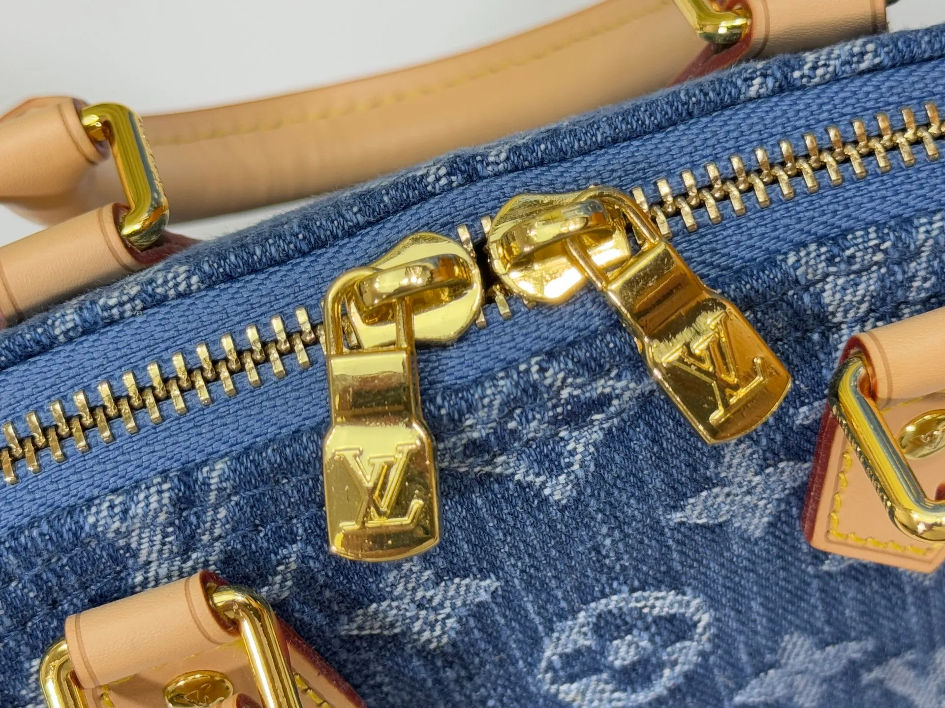 P260 Upgraded original denim [Alma Nano shell handbag] M46895 M82717 Mini shell bag series New launch Nano Alma handbag Nano Alma reproduces the iconic Alma bag in a miniature version. Louis Vuitton's signature Monogram canvas material harmonizes with the natural leather upholstery. Expertly crafted items that combine traditional charm with modern functionality. Opening the double zippers reveals an interior design with surprisingly ample storage space. With two leather handles and an adjustable, removable shoulder strap, it can be styled in a variety of ways.  Dimensions: 19 x 12 x 8 cm