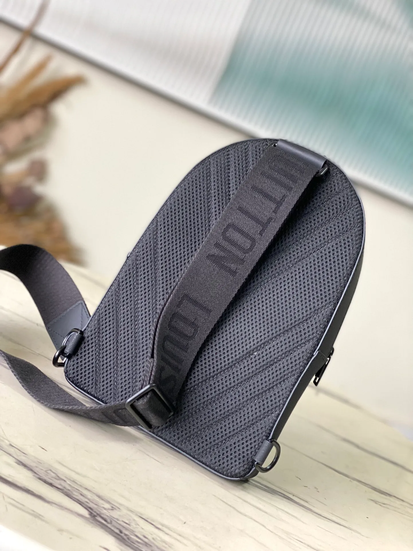 💰1060 (top layer leather) top original order M23736 black gram buckle full leather chest bag series Zly jm hx Pilot slingback handbag pilot slingback bag Inspired by the much-loved takeout backpack, the round profile and front wing show the iconic details of the LY aerodynamic diagram series pilot sling. Magnetic locking device for secure storage and easy removal. An adjustable strap that can be attached to the left or right side of the bag. Dimensions: 20 x 30 × 4 cm