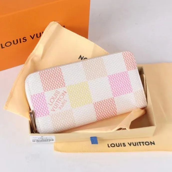 P140💰 Model: 60017 checkered sapphire blue New model The latest model for spring and summer 2024, this pocket wallet combines the elegance of Damier Graphite canvas with the delicate texture of Epi leather, with stripes emblazoned with the Louis Vuitton logo. The elegant design can accommodate credit cards, banknotes and receipts, making it suitable for daily carrying or gift giving. Epi leather and Damier Graphite coated sail. Textile cowhide trimmed cowhide lining, card compartment, inner pocket, outer patch pocket, Made in one of France, Spain, Italy and the United States; 19.5 x 10.5 x 2.5 cm (length x height x width)