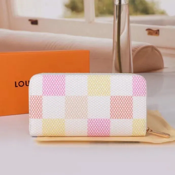 P140💰 Model: 60017 checkered sapphire blue New model The latest model for spring and summer 2024, this pocket wallet combines the elegance of Damier Graphite canvas with the delicate texture of Epi leather, with stripes emblazoned with the Louis Vuitton logo. The elegant design can accommodate credit cards, banknotes and receipts, making it suitable for daily carrying or gift giving. Epi leather and Damier Graphite coated sail. Textile cowhide trimmed cowhide lining, card compartment, inner pocket, outer patch pocket, Made in one of France, Spain, Italy and the United States; 19.5 x 10.5 x 2.5 cm (length x height x width)