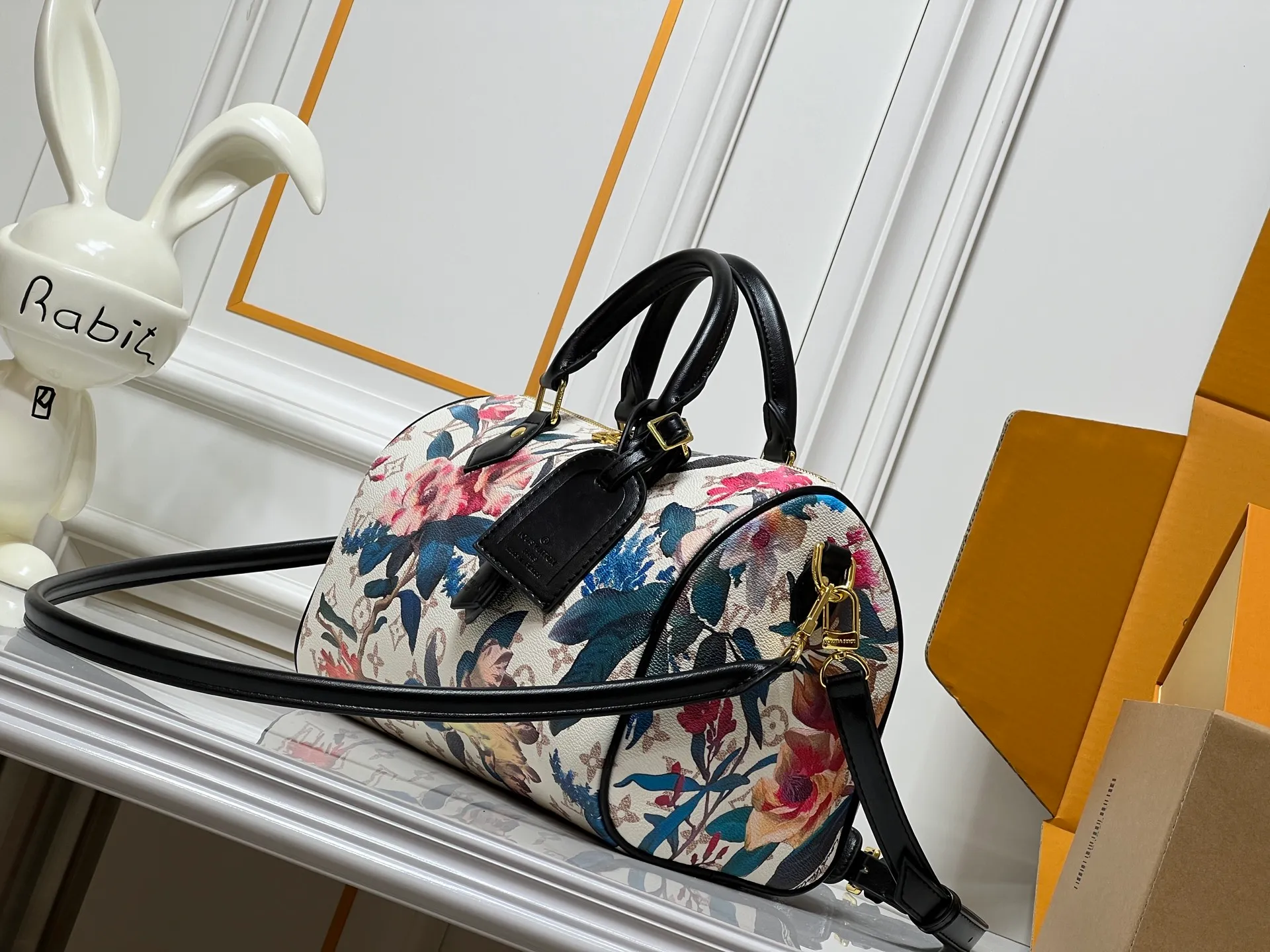 Batch 320💰M18076 M15159 M25766 M13344 Catwalk model This Speedy Soft 30 is from the LV Travels With Grace Coddlington series. It is made of rich-toned cow leather with gold hardware and interesting embossed shapes. Removable name tag features Grace Coddington's handwriting. Size: 30X21X17 cm