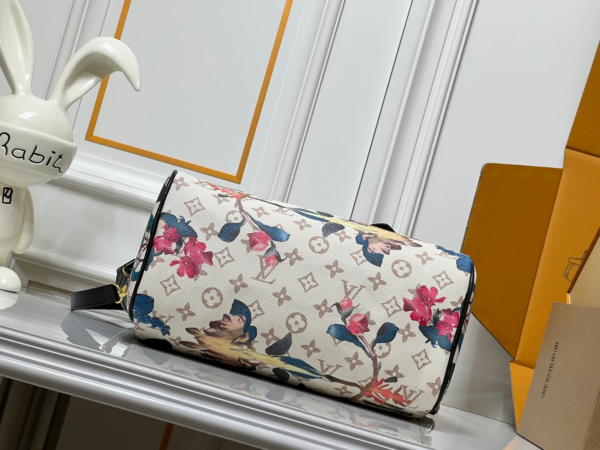 Batch 320💰M18076 M15159 M25766 M13344 Catwalk model This Speedy Soft 30 is from the LV Travels With Grace Coddlington series. It is made of rich-toned cow leather with gold hardware and interesting embossed shapes. Removable name tag features Grace Coddington's handwriting. Size: 30X21X17 cm