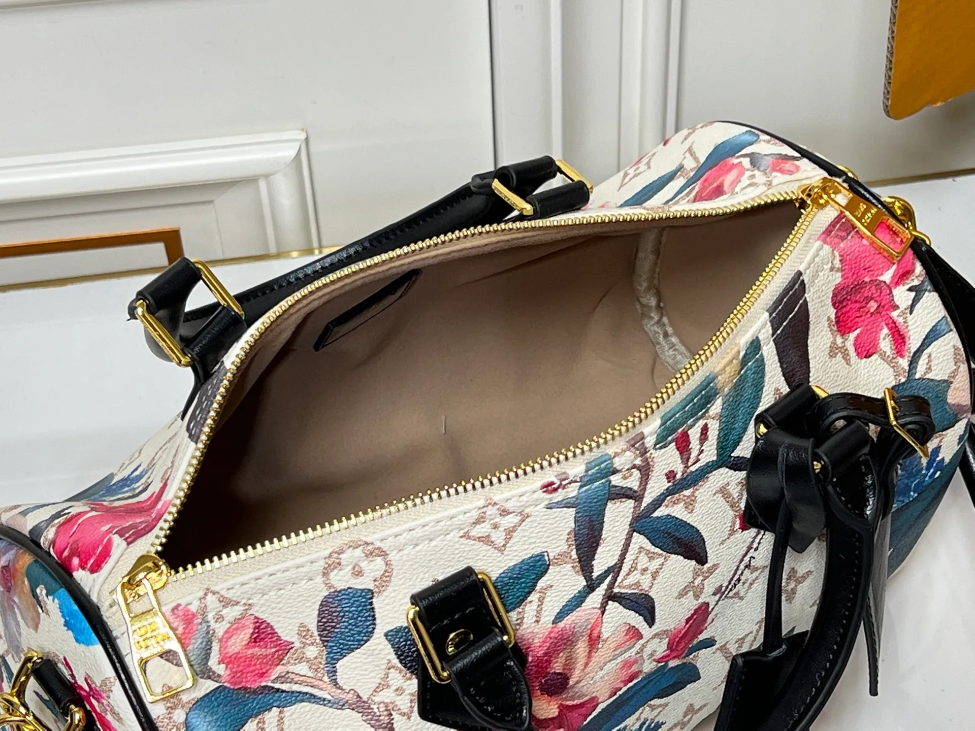 Batch 320💰M18076 M15159 M25766 M13344 Catwalk model This Speedy Soft 30 is from the LV Travels With Grace Coddlington series. It is made of rich-toned cow leather with gold hardware and interesting embossed shapes. Removable name tag features Grace Coddington's handwriting. Size: 30X21X17 cm
