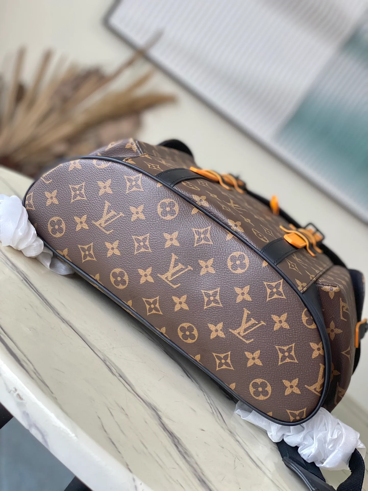 💰1080 Top original M46686 yellow leather Christopher medium backpack uses Monogram canvas to interpret the rugged and simple spirit of a hiking bag. Its unique style is suitable for both work and entertainment, highlighting a high-quality lifestyle. size：38x44x21cm