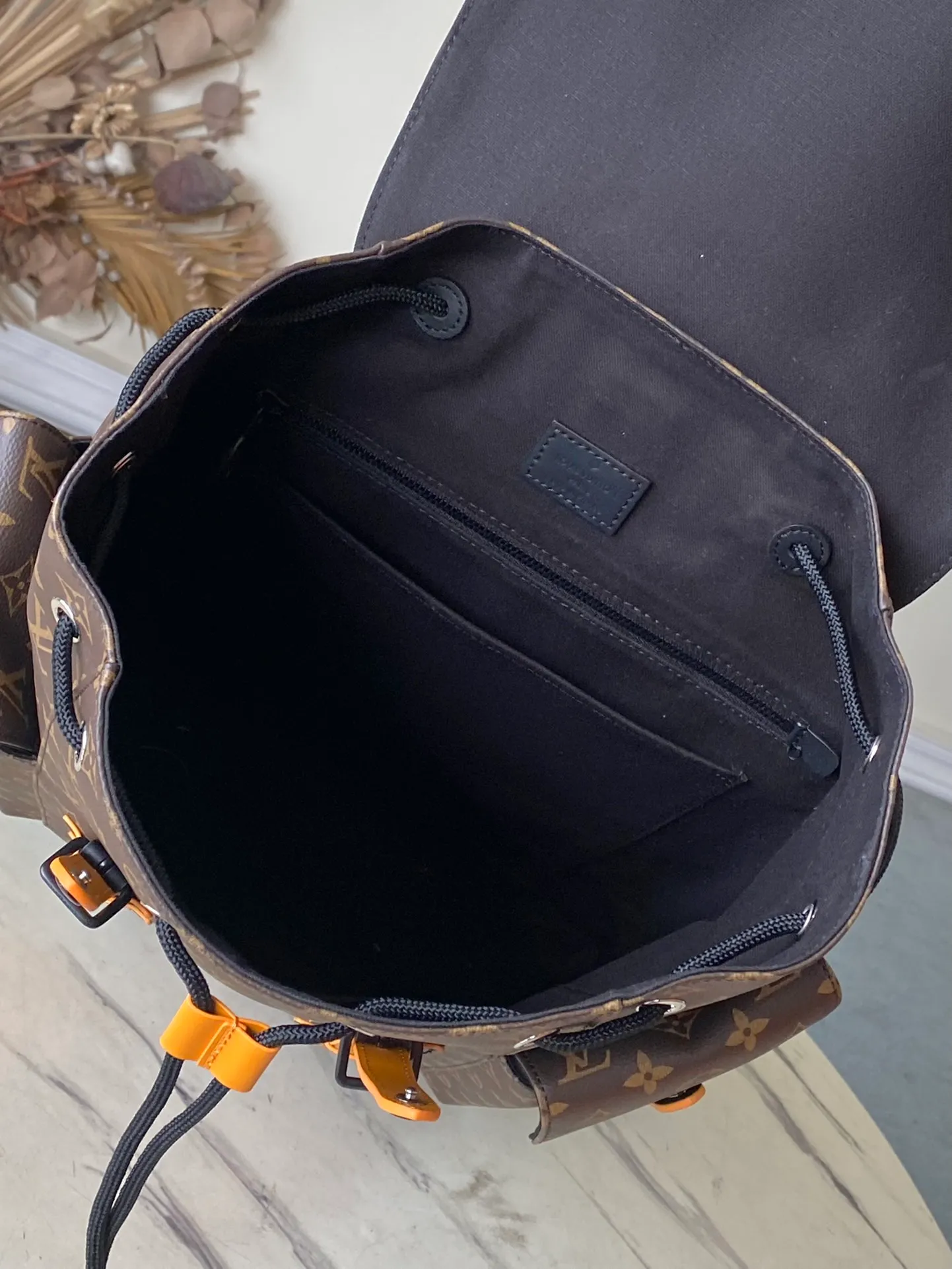 💰1080 Top original M46686 yellow leather Christopher medium backpack uses Monogram canvas to interpret the rugged and simple spirit of a hiking bag. Its unique style is suitable for both work and entertainment, highlighting a high-quality lifestyle. size：38x44x21cm