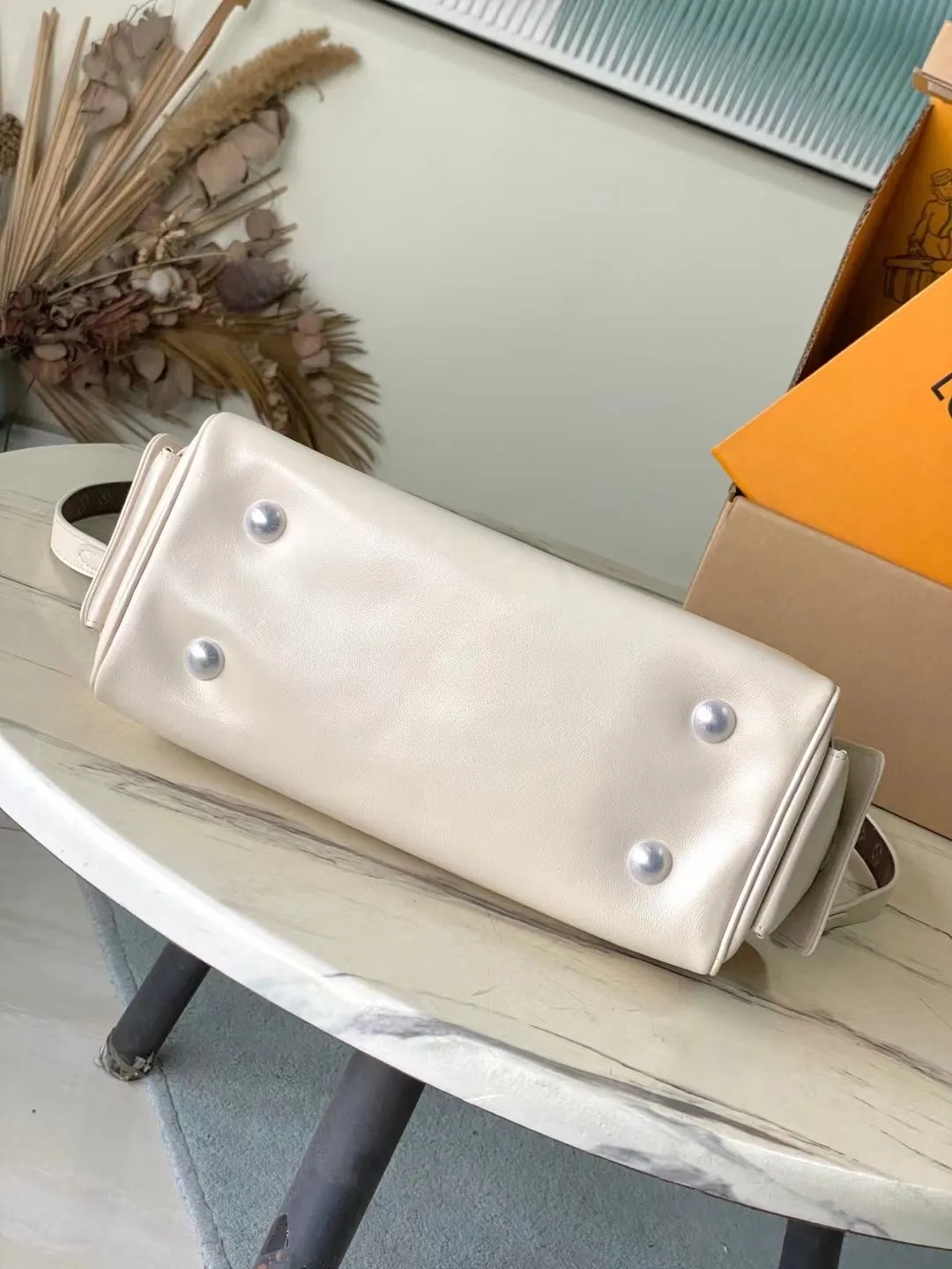 💰1240 (top layer leather) top original order M12965 This Speedy Cargo handbag comes from the LVVbe series, renewing the classic design of the 1930s with avant-garde touches. The body of the glossy sheepskin bag is embellished with a Monogram address plate, paying homage to the brand's long trunk-making heritage. Plenty of space to easily store your daily needs, and the detachable leather shoulder strap allows for a variety of carrying methods. Dimensions: 28 × 17 × 12 cm