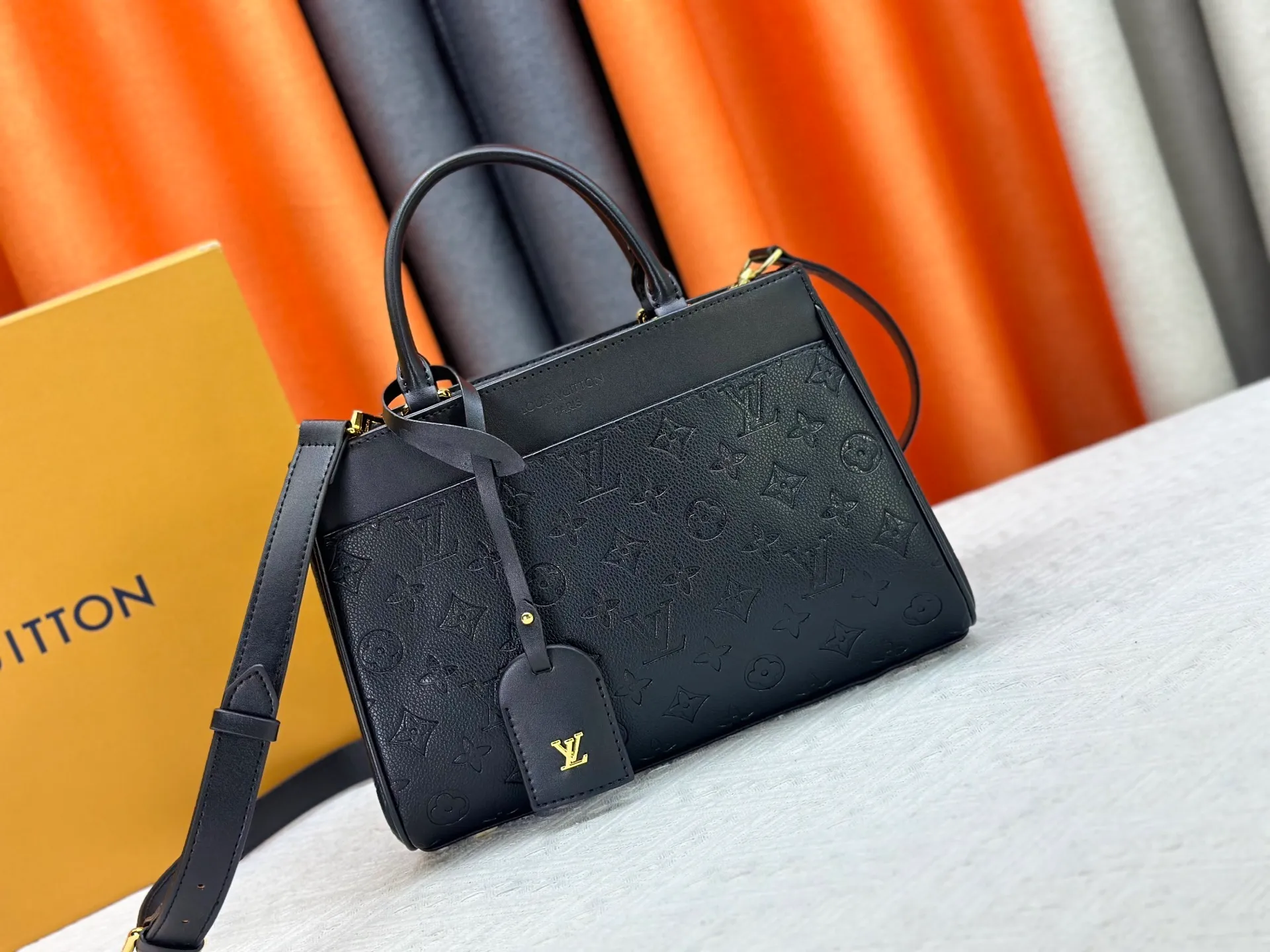 P270 upgraded original M25575 M25577 M15231 City Avenue PM (Avenue PM) combines functionality with elegant silhouette for a fashionable urban lifestyle. A piece that adds a touch of elegance to both everyday and evening looks. A modern tote bag inspired by the elegant streets of Paris. The signature Monogram prefixed leather material is decorated with name patterns and gold hardware design. Fold the handle inside to create a cross-shaped messenger bag. Dimensions: 30 x 19.5 x 12 cm (length x height x width)