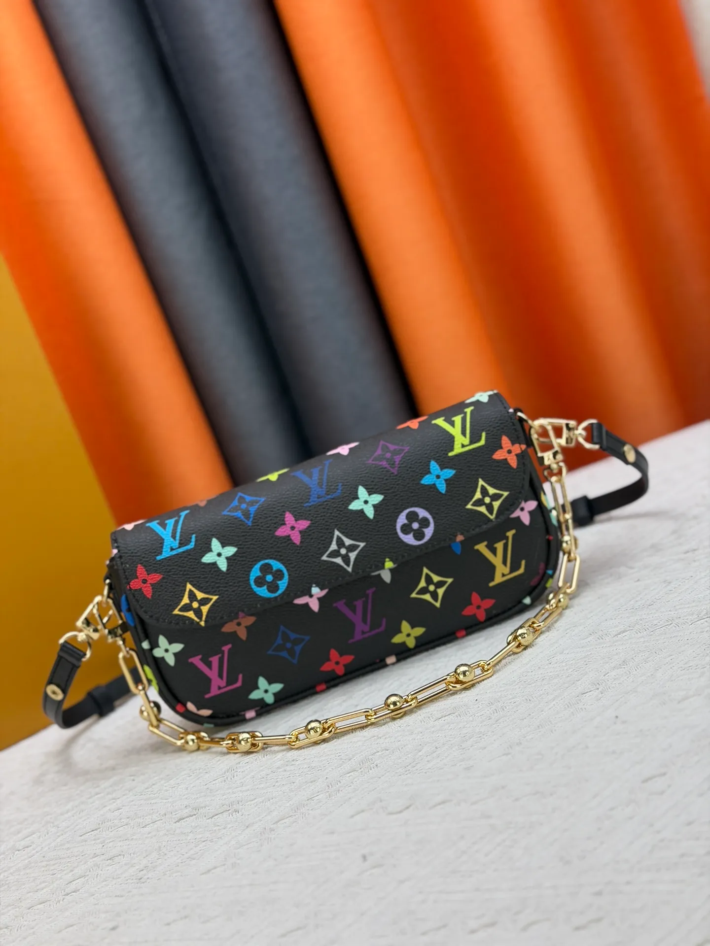 P240 [Official latest model] (real shot, real shot, version matching method) M12778-81911-82110-81992-12778-11299-M27492 lv Murakami Takashi co-branded NANOSPEEDY handbag this Nano The Speedy handbag combines Monogram canvas and cow leather trim printing, with 33 colorful interpretations of white, three colors and black three colors. It has been launched in twelve styles and is very popular around the world and is loved by celebrities and celebrities. 16x10x7.5cm