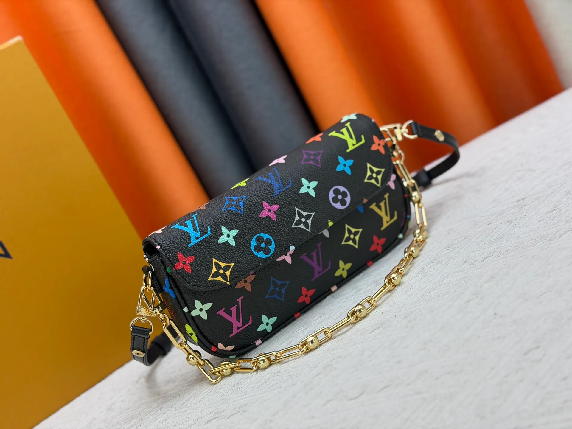 P240 [Official latest model] (real shot, real shot, version matching method) M12778-81911-82110-81992-12778-11299-M27492 lv Murakami Takashi co-branded NANOSPEEDY handbag this Nano The Speedy handbag combines Monogram canvas and cow leather trim printing, with 33 colorful interpretations of white, three colors and black three colors. It has been launched in twelve styles and is very popular around the world and is loved by celebrities and celebrities. 16x10x7.5cm
