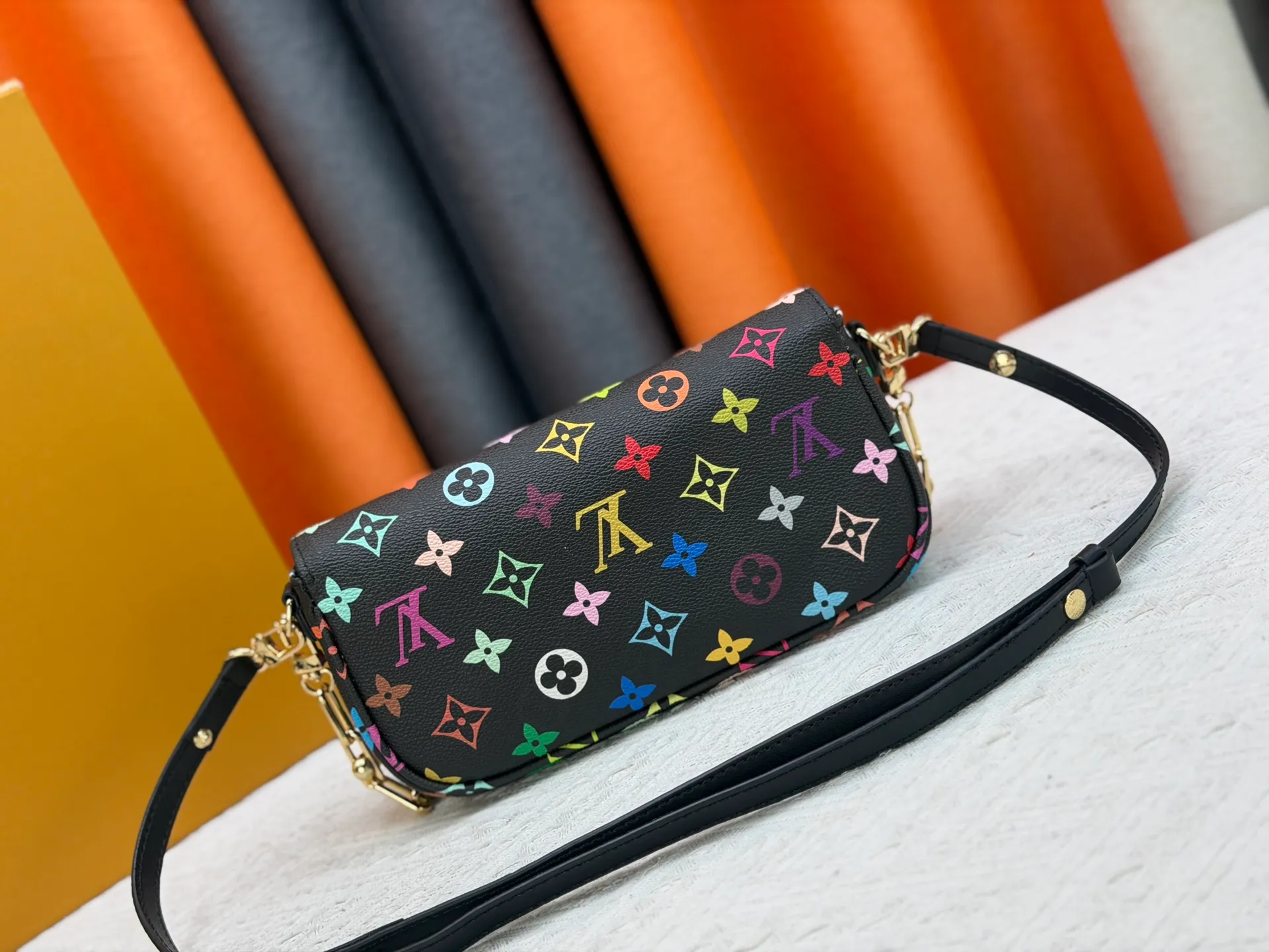 P240 [Official latest model] (real shot, real shot, version matching method) M12778-81911-82110-81992-12778-11299-M27492 lv Murakami Takashi co-branded NANOSPEEDY handbag this Nano The Speedy handbag combines Monogram canvas and cow leather trim printing, with 33 colorful interpretations of white, three colors and black three colors. It has been launched in twelve styles and is very popular around the world and is loved by celebrities and celebrities. 16x10x7.5cm