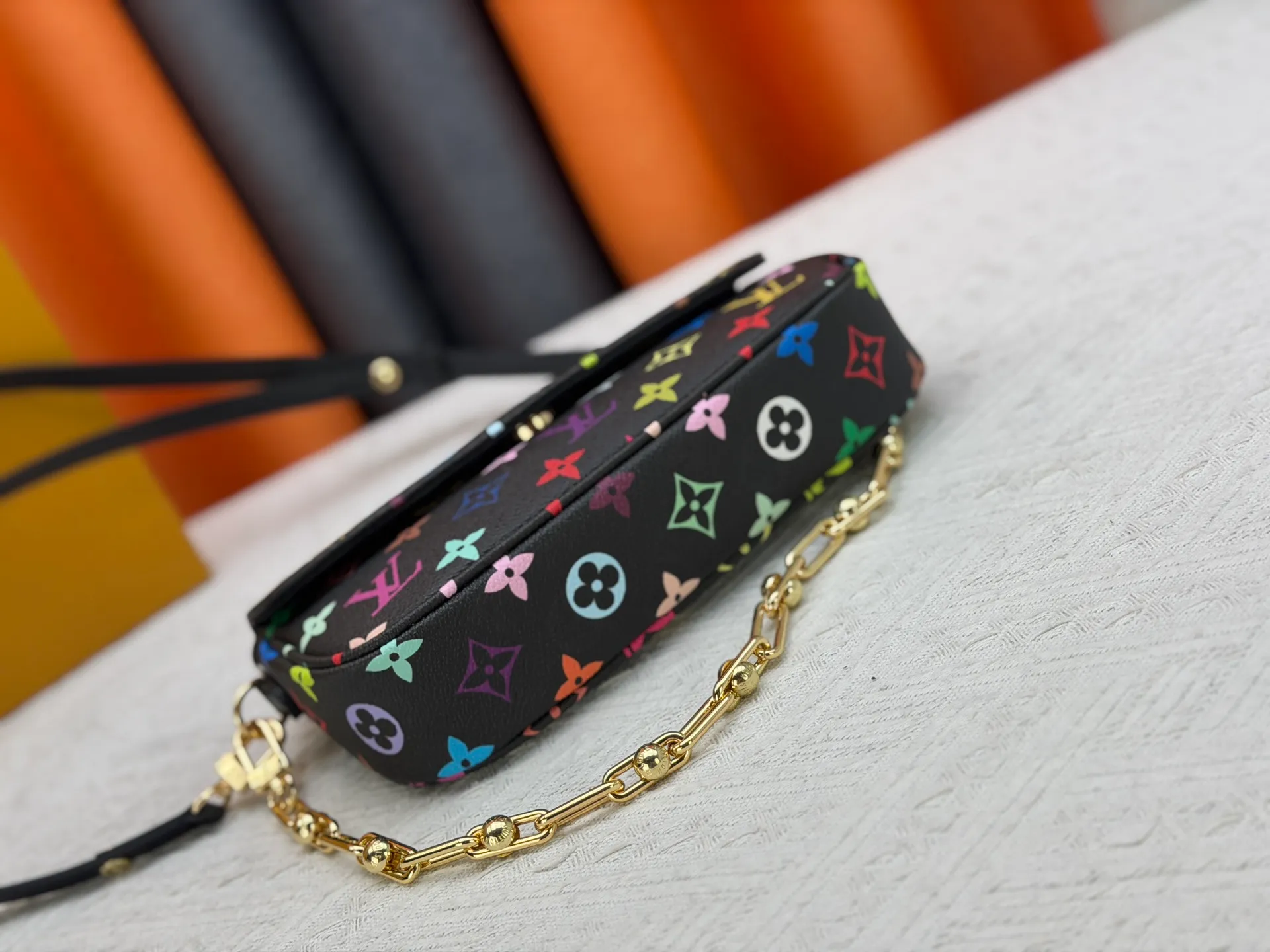 P240 [Official latest model] (real shot, real shot, version matching method) M12778-81911-82110-81992-12778-11299-M27492 lv Murakami Takashi co-branded NANOSPEEDY handbag this Nano The Speedy handbag combines Monogram canvas and cow leather trim printing, with 33 colorful interpretations of white, three colors and black three colors. It has been launched in twelve styles and is very popular around the world and is loved by celebrities and celebrities. 16x10x7.5cm