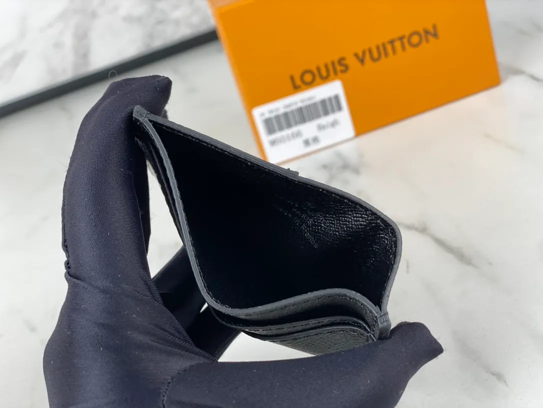 💰90💰M60166👏👏The Neo card holder made of Monogram Macassar canvas is the first choice for carrying important cards. Cowhide leather trim makes the classic Louis Vuitton pattern even more eye-catching. Dimensions: 11.0 x 7.0 x 0.6 cm,