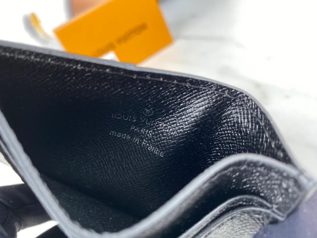 💰90💰M60166👏👏The Neo card holder made of Monogram Macassar canvas is the first choice for carrying important cards. Cowhide leather trim makes the classic Louis Vuitton pattern even more eye-catching. Dimensions: 11.0 x 7.0 x 0.6 cm,