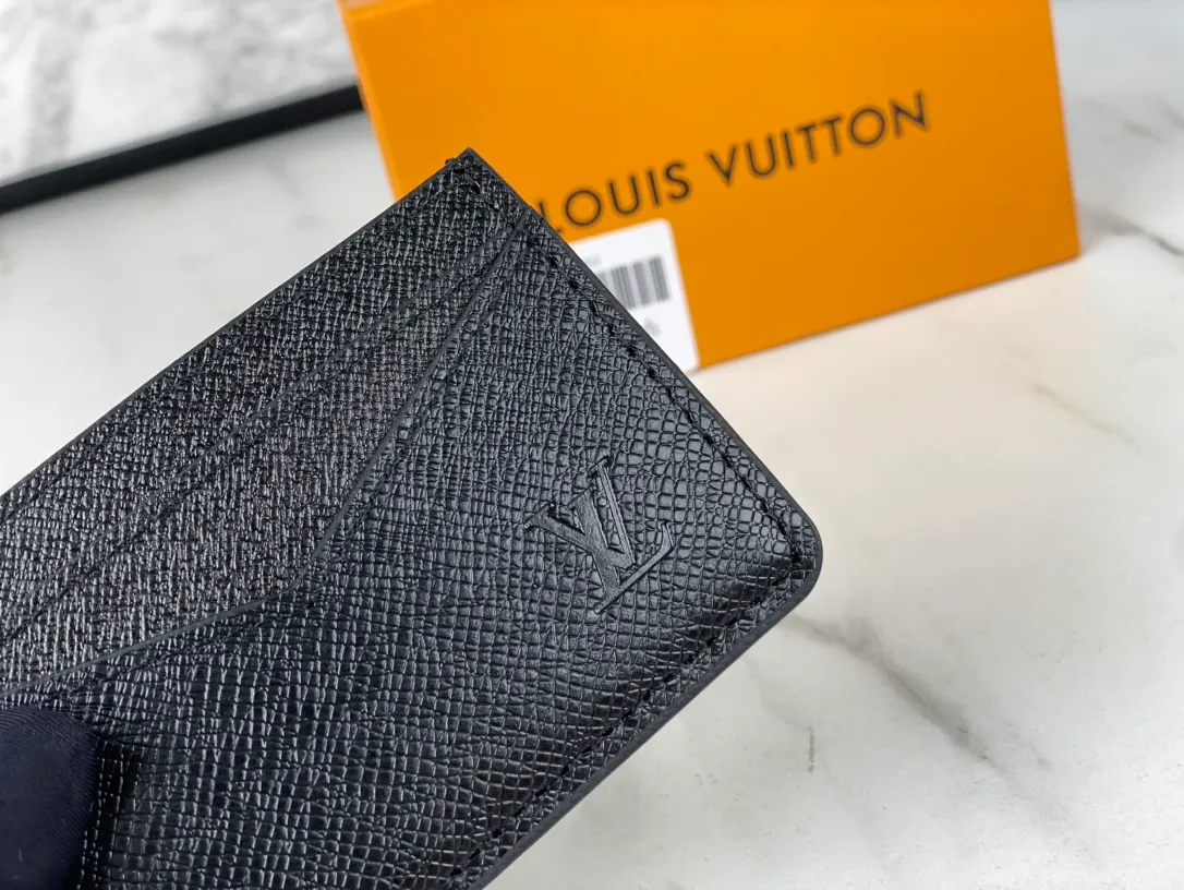 💰90💰M60166👏👏The Neo card holder made of Monogram Macassar canvas is the first choice for carrying important cards. Cowhide leather trim makes the classic Louis Vuitton pattern even more eye-catching. Dimensions: 11.0 x 7.0 x 0.6 cm,
