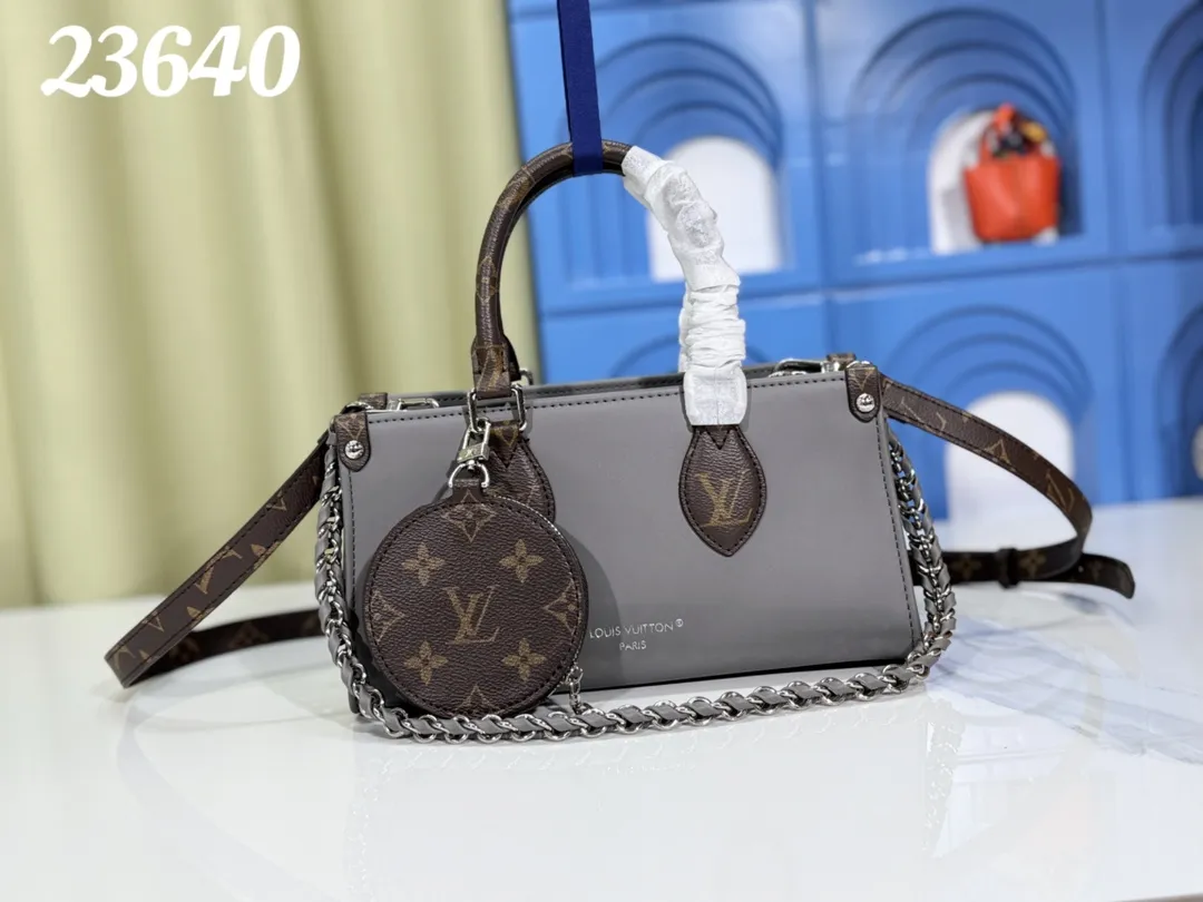 P280💰Upgraded from the original M23640 M23698 M46653 This OnTheGo East West handbag introduces the OnTheGo small tote bag design, using Monogram Empreinte leather to reinterpret the ample configuration of East West. The Giant Monogram is embossed on the leather body, and the neat interior can store daily necessities. The top handle and removable leather chain strap allow for multiple carry options. 25 x 13 x 10 cm
