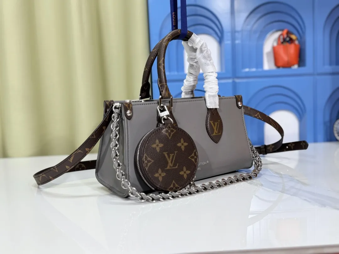P280💰Upgraded from the original M23640 M23698 M46653 This OnTheGo East West handbag introduces the OnTheGo small tote bag design, using Monogram Empreinte leather to reinterpret the ample configuration of East West. The Giant Monogram is embossed on the leather body, and the neat interior can store daily necessities. The top handle and removable leather chain strap allow for multiple carry options. 25 x 13 x 10 cm