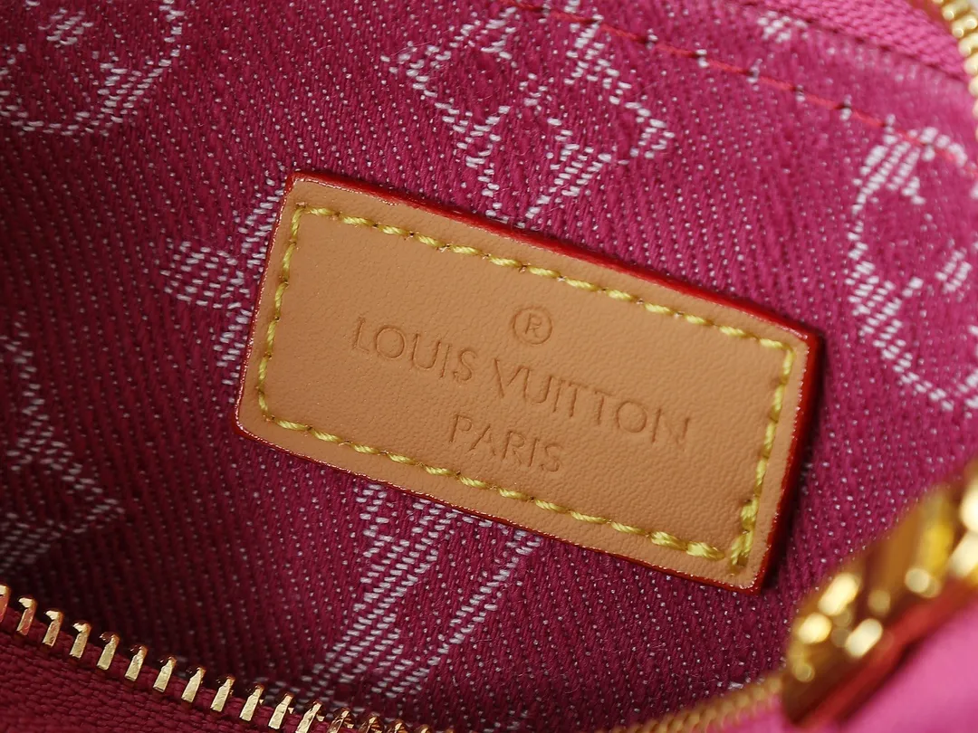 💰200💰Upgraded from original M14159 M83008 This Liv Pochette handbag is made of elegant Monogram Denim fabric to create a retro style, showing new season ingenuity, and can be carried comfortably under the arm. The dazzling chain and adjustable shoulder strap are detachable, allowing for a variety of styling possibilities, and the logo nameplate proves the brand's exquisite craftsmanship. Dimensions: 24.5 x 13.5 x 6.5 cm (length x height x width)