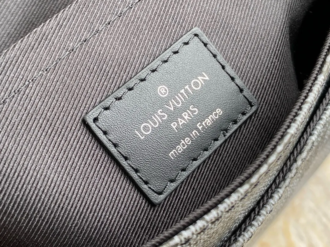 💰840 Top Original N50013 Graphite Color This Studio messenger bag is made of Damier Graphite 3D canvas, telling the modern renewal of the brand's legendary plaid. The neat structure includes ample functional space, and the detachable shoulder strap is subtly embellished with the brand logo, defining a trendy new way to store travel items. Dimensions: 23.5 x 14 x 5 cm