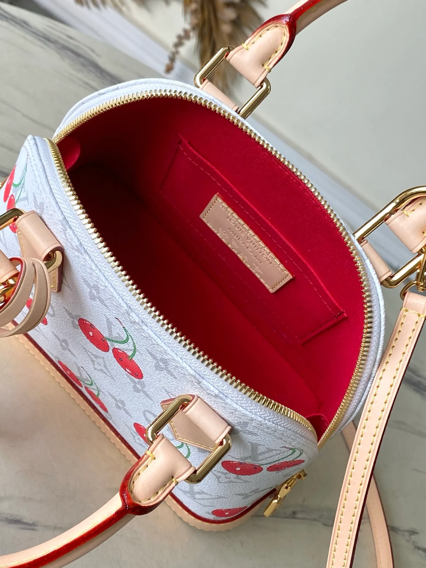 💰960 Top Original Order M14234 This AlmaBB handbag blends into the joyful atmosphere of the Louis Vuitton x Takashi Murakami replica series, using Monogram coated canvas to outline the Art Deco style outline, highlighting the bright cherry pattern painted by the artist. The Toron top handle, bottom and bow-shaped key holder are all made of leather. Dimensions: 23.5 × 17.5 × 11.5 cm