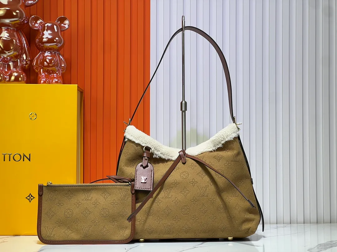 Batch 340💰M11843 M46203 (Cow leather, digital punching process) The CarryAll small handbag is from the LV Ski series. It is made of Monogram perforated suede leather with shearling trim, making it a comfortable and warm choice in winter. The magnetic closure and leather strap provide ample space for easily storing a long wallet and daily necessities. 29.0 x 24.0 x 12.0 cm (L x H x W) • Suede lambskin • Metal hardware • Small internal patch pocket • Internal zip pocket • Magnetic closure • Holds smartphone, keys, Zippy wallet and headphones • Shoulder strap: removable, adjustable • Half-length strap: 27.0 cm • Half-length strap adjustable to: 48.0 cm • Handle: single handle, removable