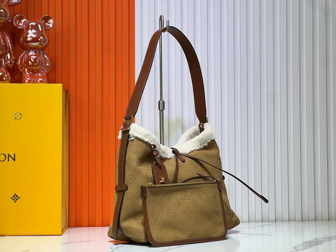 Batch 340💰M11843 M46203 (Cow leather, digital punching process) The CarryAll small handbag is from the LV Ski series. It is made of Monogram perforated suede leather with shearling trim, making it a comfortable and warm choice in winter. The magnetic closure and leather strap provide ample space for easily storing a long wallet and daily necessities. 29.0 x 24.0 x 12.0 cm (L x H x W) • Suede lambskin • Metal hardware • Small internal patch pocket • Internal zip pocket • Magnetic closure • Holds smartphone, keys, Zippy wallet and headphones • Shoulder strap: removable, adjustable • Half-length strap: 27.0 cm • Half-length strap adjustable to: 48.0 cm • Handle: single handle, removable