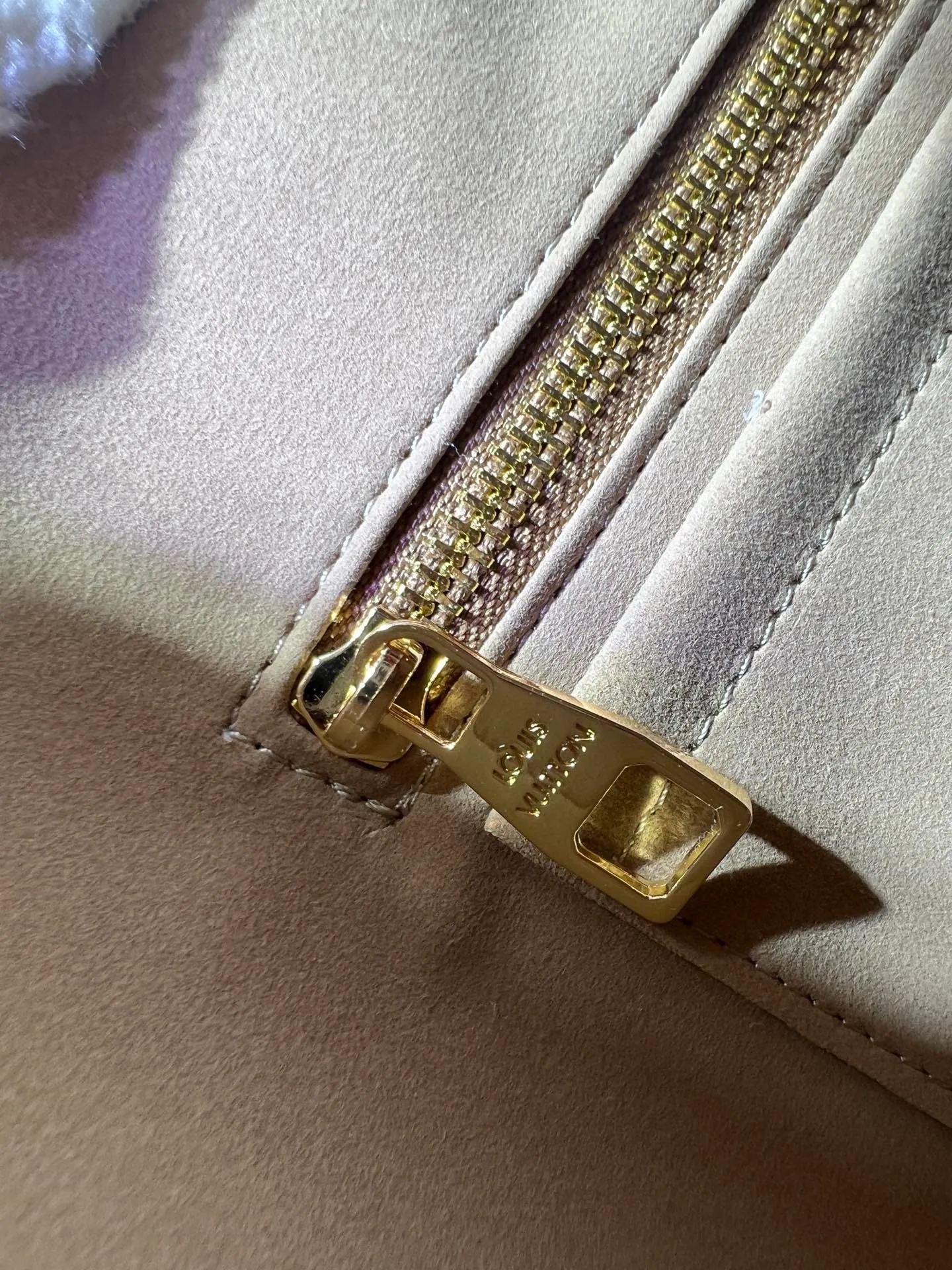 Batch 340💰M11843 M46203 (Cow leather, digital punching process) The CarryAll small handbag is from the LV Ski series. It is made of Monogram perforated suede leather with shearling trim, making it a comfortable and warm choice in winter. The magnetic closure and leather strap provide ample space for easily storing a long wallet and daily necessities. 29.0 x 24.0 x 12.0 cm (L x H x W) • Suede lambskin • Metal hardware • Small internal patch pocket • Internal zip pocket • Magnetic closure • Holds smartphone, keys, Zippy wallet and headphones • Shoulder strap: removable, adjustable • Half-length strap: 27.0 cm • Half-length strap adjustable to: 48.0 cm • Handle: single handle, removable