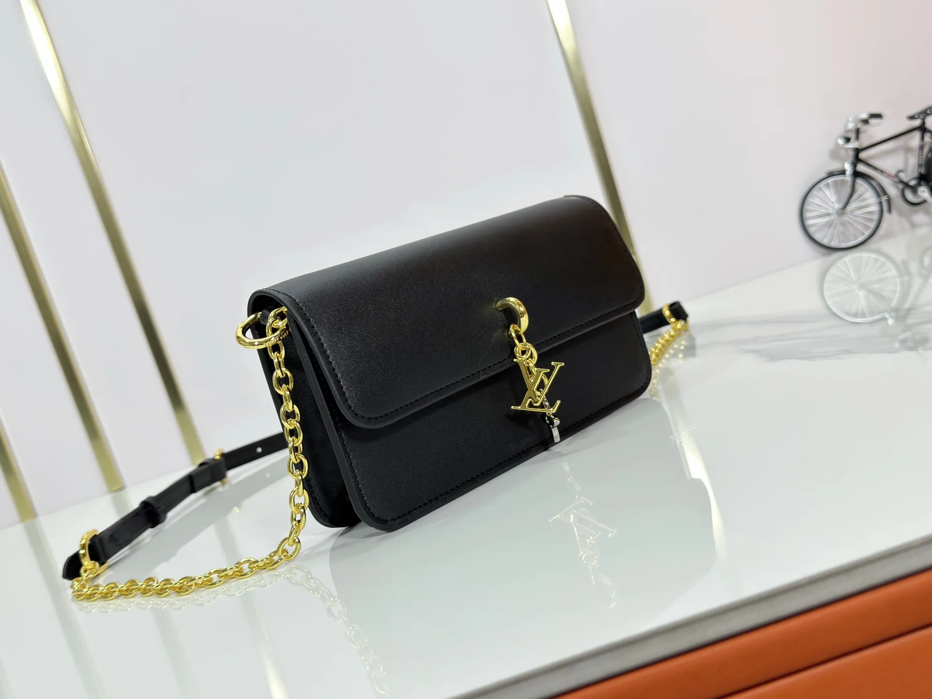 P240 M14564 M14547 M14581 M14549 M14548 Official website latest🆕Spring and summer commuter chain card holder, hijab with original LV letter hardware, original frosted leather, fine and soft leather, exquisite and compact version, equipped with three card slots, which can insert cards💳 and can hold mobile phones📱! Equipped with a ⛓chain shoulder strap, it can be worn 🉑on one shoulder🉑cross the body. When the chains ⛓ are overlapped, it can be carried under the armpits or directly used as a clutch bag! One bag, multiple ways to carry it, looks great and is very practical! Size: 20×11.5×4CM