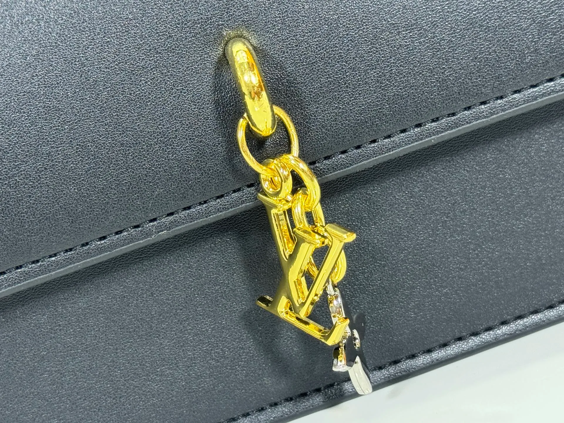 P240 M14564 M14547 M14581 M14549 M14548 Official website latest🆕Spring and summer commuter chain card holder, hijab with original LV letter hardware, original frosted leather, fine and soft leather, exquisite and compact version, equipped with three card slots, which can insert cards💳 and can hold mobile phones📱! Equipped with a ⛓chain shoulder strap, it can be worn 🉑on one shoulder🉑cross the body. When the chains ⛓ are overlapped, it can be carried under the armpits or directly used as a clutch bag! One bag, multiple ways to carry it, looks great and is very practical! Size: 20×11.5×4CM