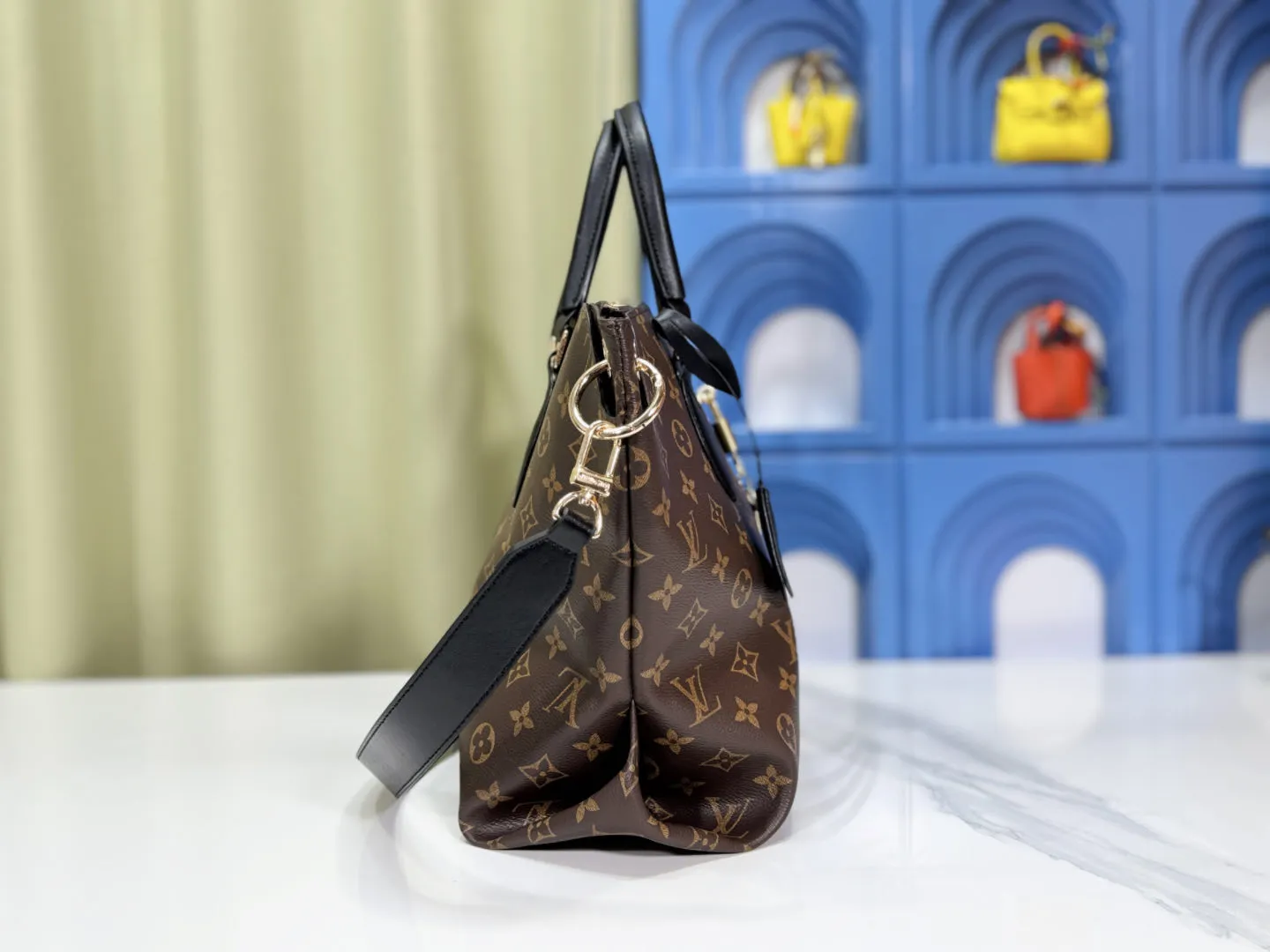 P Large 140 Small 130 Upgraded Original M44351 M44350 M44359 This FlowerBB zipper Tote handbag is made of soft Monogram canvas, equipped with smooth leather handles, shoulder straps and side seams. The shining golden metal flower padlock is the finishing touch. The versatile small bag has a soft, round shape that adds Louis Vuitton's signature femininity to casual looks. Large size 36-28-17, small size 29-23.5-13.5