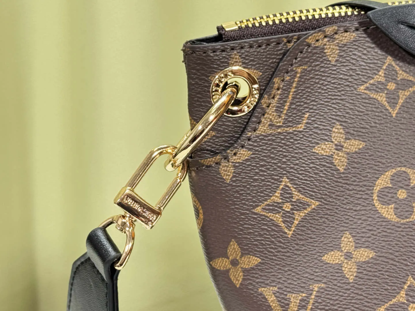 P Large 140 Small 130 Upgraded Original M44351 M44350 M44359 This FlowerBB zipper Tote handbag is made of soft Monogram canvas, equipped with smooth leather handles, shoulder straps and side seams. The shining golden metal flower padlock is the finishing touch. The versatile small bag has a soft, round shape that adds Louis Vuitton's signature femininity to casual looks. Large size 36-28-17, small size 29-23.5-13.5