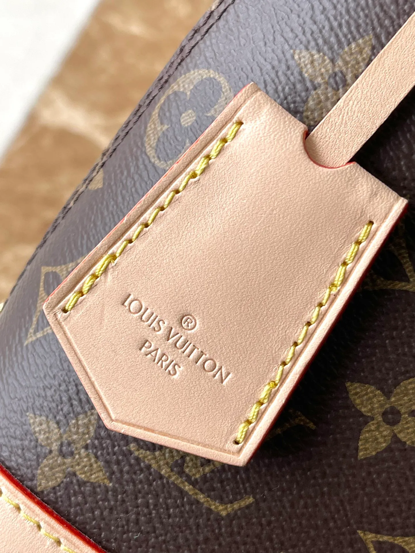 💰960 Top original order M47132 This Ama backpack debuts in the 2024 spring and summer women's wear show, adding a new fashionable piece to the Aima series. The classic Monogram canvas is paired with various Aima handbag elements, including smooth top handles, dazzling inscribed padlocks and key bags. Detachable shoulder strap provides various carrying options. Dimensions: 15 × 20 × 10 cm