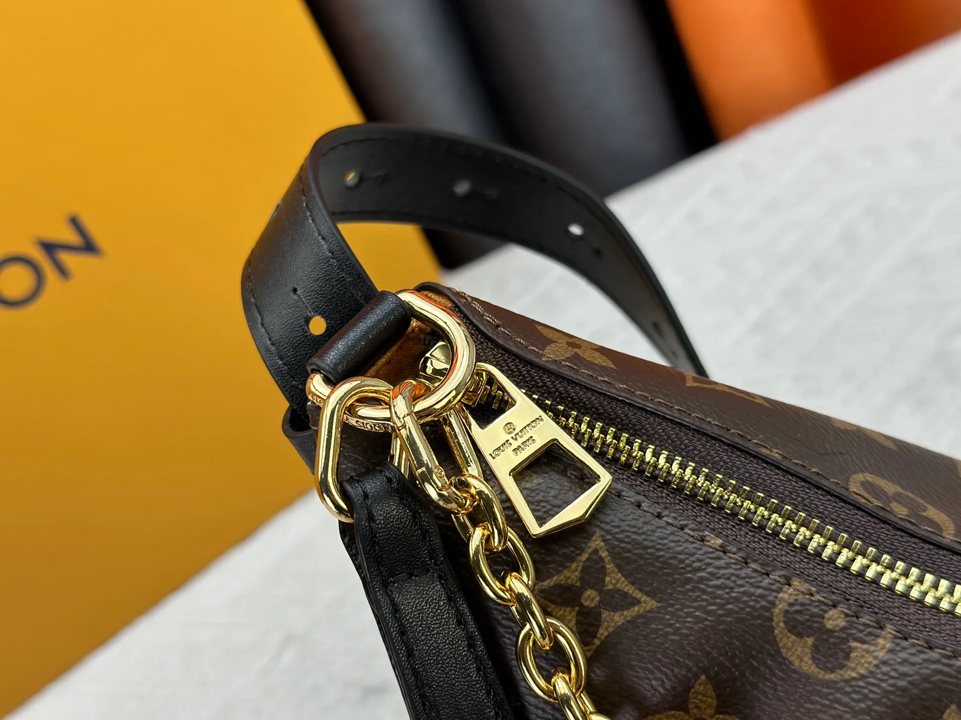 P240 Upgraded original M15056 This Cookie BB handbag is made of Monogram coated canvas, with contrasting leather trim to highlight the half-moon shape. The lightweight design combines an adjustable handle and a detachable chain to allow for easy conversion between cross-body and shoulder wear. The two ends of the bag can be connected to create a trendy wrist bag look. Dimensions: 28.5 x 19.0 x 5.0 cm (length x height x width)