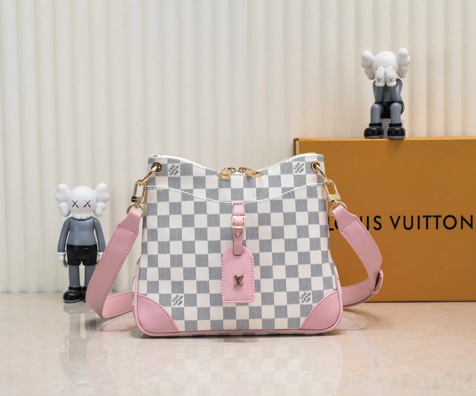 💰Large 300💰💰Small 280💰Upgraded from the original M45353 M45354 M45355 A new Odeon medium and small handbag is launched in the autumn and winter of 2020, using Monogram canvas and reinforced leather corners to convey a retro feel. The adjustable shoulder strap makes it easy to carry on the shoulder or across the body, and the zipper allows easy access to your belongings. Monogram coated canvas Semi-distressed vegetable tanned leather Natural cowhide and colorful cowhide trim Fabric lining Metal hardware Leather corners Shoulder strap loops Double zip closure External patch pocket with magnetic closure