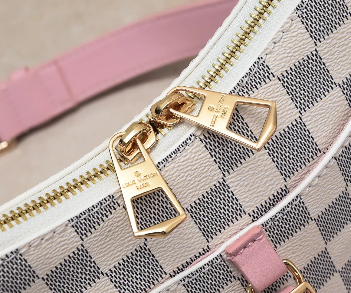 💰Large 300💰💰Small 280💰Upgraded from the original M45353 M45354 M45355 A new Odeon medium and small handbag is launched in the autumn and winter of 2020, using Monogram canvas and reinforced leather corners to convey a retro feel. The adjustable shoulder strap makes it easy to carry on the shoulder or across the body, and the zipper allows easy access to your belongings. Monogram coated canvas Semi-distressed vegetable tanned leather Natural cowhide and colorful cowhide trim Fabric lining Metal hardware Leather corners Shoulder strap loops Double zip closure External patch pocket with magnetic closure