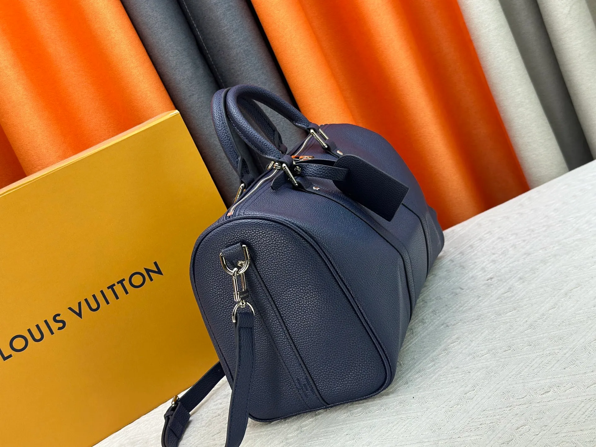 P260 M15249 M25980 M46655 M22765 Pebbled Keepall Bandoulière 35 Handbag This practical and versatile Keepall Bandoulière 35 bag is made of pebbled calfskin, which is famous for its durable and soft grain texture. It is lined with tonal textile lining and has a spacious capacity that can easily store daily necessities. Design emblazoned with the iconic LV Initials logo from the LV Aerogram collection Dimensions: 35 x 21 x 16 cm (length x height x width)