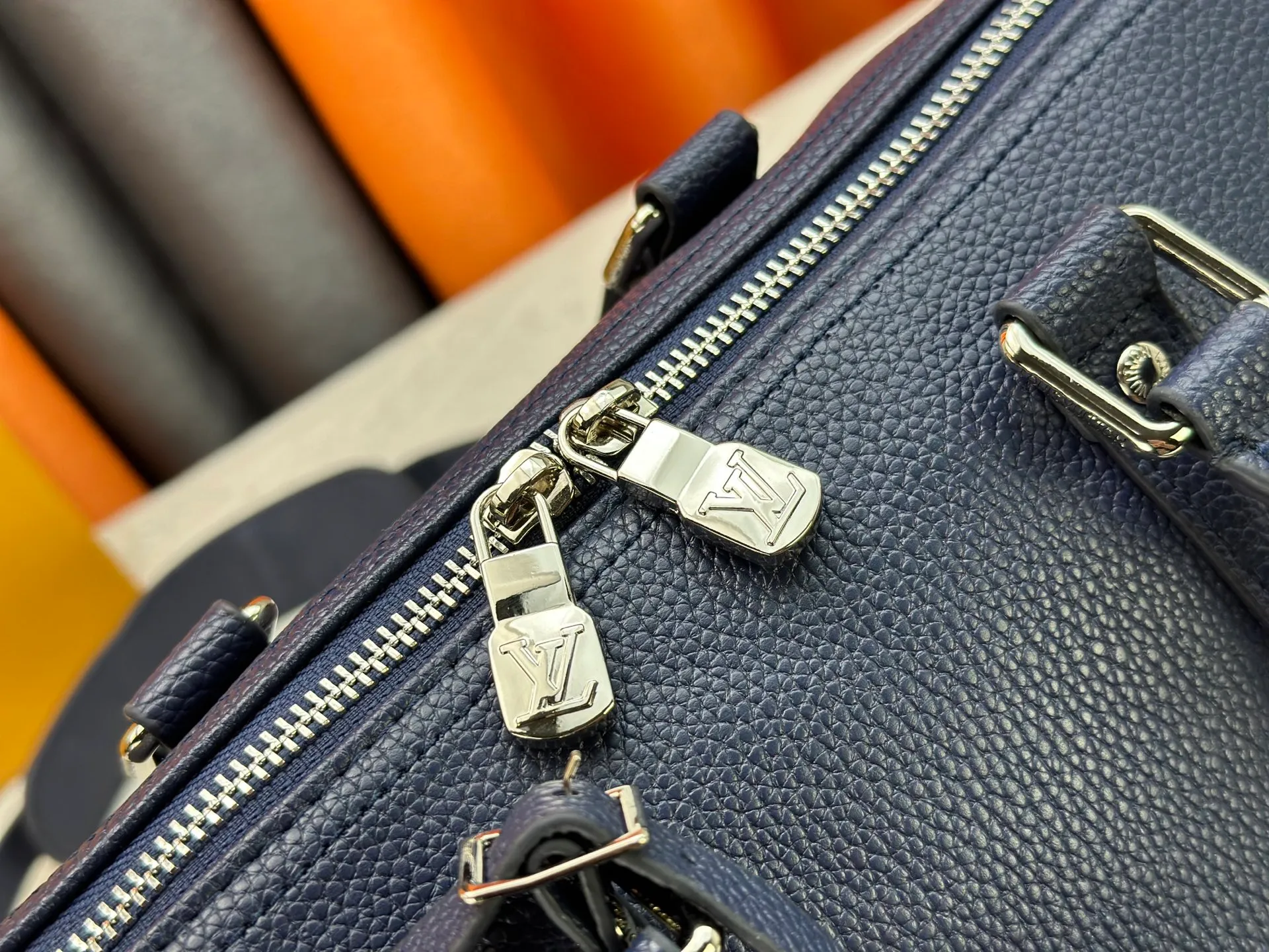 P260 M15249 M25980 M46655 M22765 Pebbled Keepall Bandoulière 35 Handbag This practical and versatile Keepall Bandoulière 35 bag is made of pebbled calfskin, which is famous for its durable and soft grain texture. It is lined with tonal textile lining and has a spacious capacity that can easily store daily necessities. Design emblazoned with the iconic LV Initials logo from the LV Aerogram collection Dimensions: 35 x 21 x 16 cm (length x height x width)