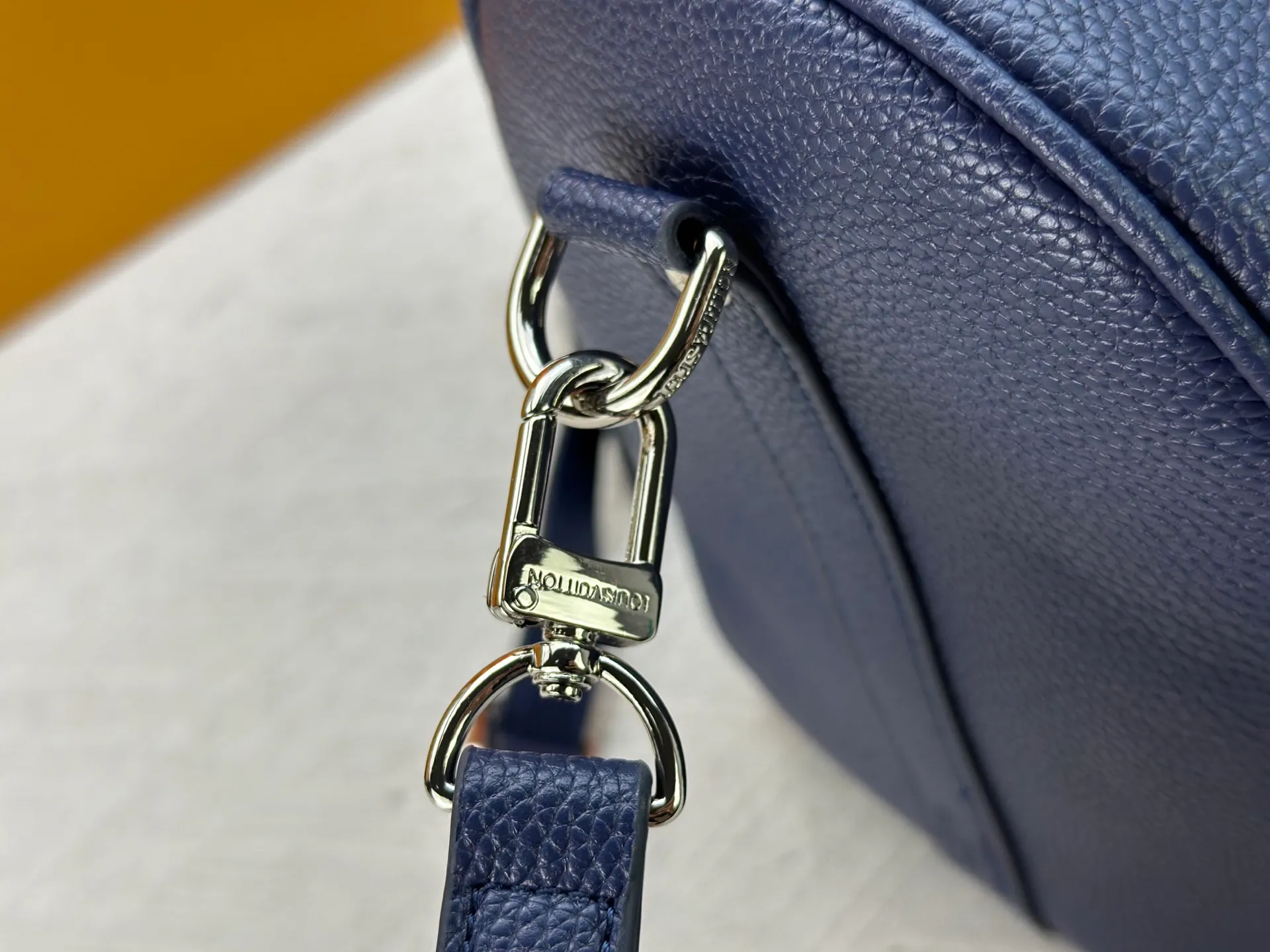 P260 M15249 M25980 M46655 M22765 Pebbled Keepall Bandoulière 35 Handbag This practical and versatile Keepall Bandoulière 35 bag is made of pebbled calfskin, which is famous for its durable and soft grain texture. It is lined with tonal textile lining and has a spacious capacity that can easily store daily necessities. Design emblazoned with the iconic LV Initials logo from the LV Aerogram collection Dimensions: 35 x 21 x 16 cm (length x height x width)