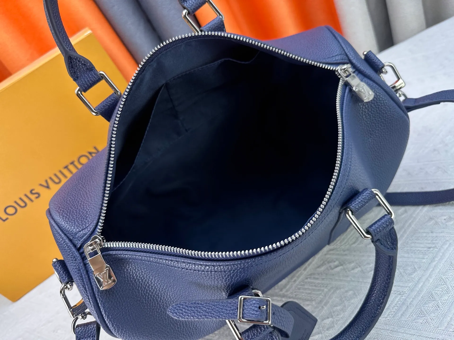 P260 M15249 M25980 M46655 M22765 Pebbled Keepall Bandoulière 35 Handbag This practical and versatile Keepall Bandoulière 35 bag is made of pebbled calfskin, which is famous for its durable and soft grain texture. It is lined with tonal textile lining and has a spacious capacity that can easily store daily necessities. Design emblazoned with the iconic LV Initials logo from the LV Aerogram collection Dimensions: 35 x 21 x 16 cm (length x height x width)