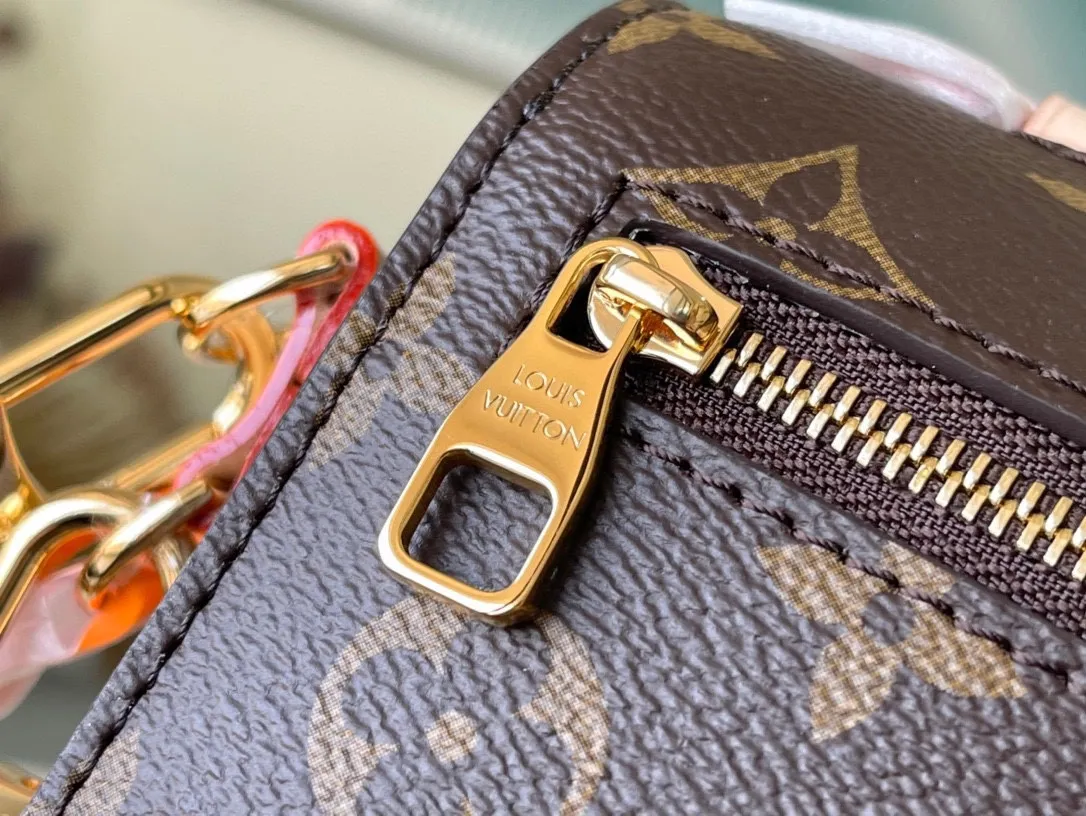 💰800 (Steel Hardware) The top original M46279 presbyopic Pochette Métis East West handbag is made of Monogram canvas, cow leather trim and S-lock lock. It continues the classic elements while having modern details such as a short chain on the shoulder. Generously constructed with compartments, zippered interior and exterior pockets to easily store your iPhone 13. Dimensions: 21.5 x 13.5 x 6 cm